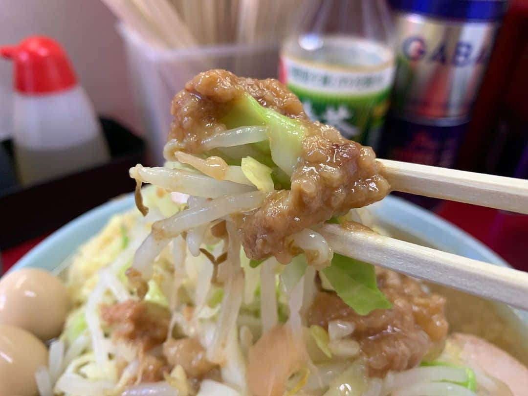 SUSURUさんのインスタグラム写真 - (SUSURUInstagram)「ラーメン二郎 中山駅前店 小ラーメンニンニクショウガ、味付きうずら、甘〜い脂 最近ハマり気味の中山二郎！ ザクとしたキャベツの食感に甘〜い味のついた脂が相性抜群！ スッキリ後味の非乳化スープと程よい茹で加減の平打ち麺も安定の味わいで最高🍥 中山うまスギィ！ #susuru_tv #ラーメン二郎中山駅前店 #中山 #横浜市 #神奈川 #ラーメンニンニクショウガ #超うまい  #ラーメン #らーめん #ramen #ラーメン部 #ramennoodles #毎日ラーメン生活 #麺スタグラム #japaneseramen #japanramen #foodstagram #foodie #noodles #instanoodle #instaramen #instafood #susururecommended #ラーメン二郎 #神奈川ラーメン #二郎」2月2日 16時43分 - susuru_tv