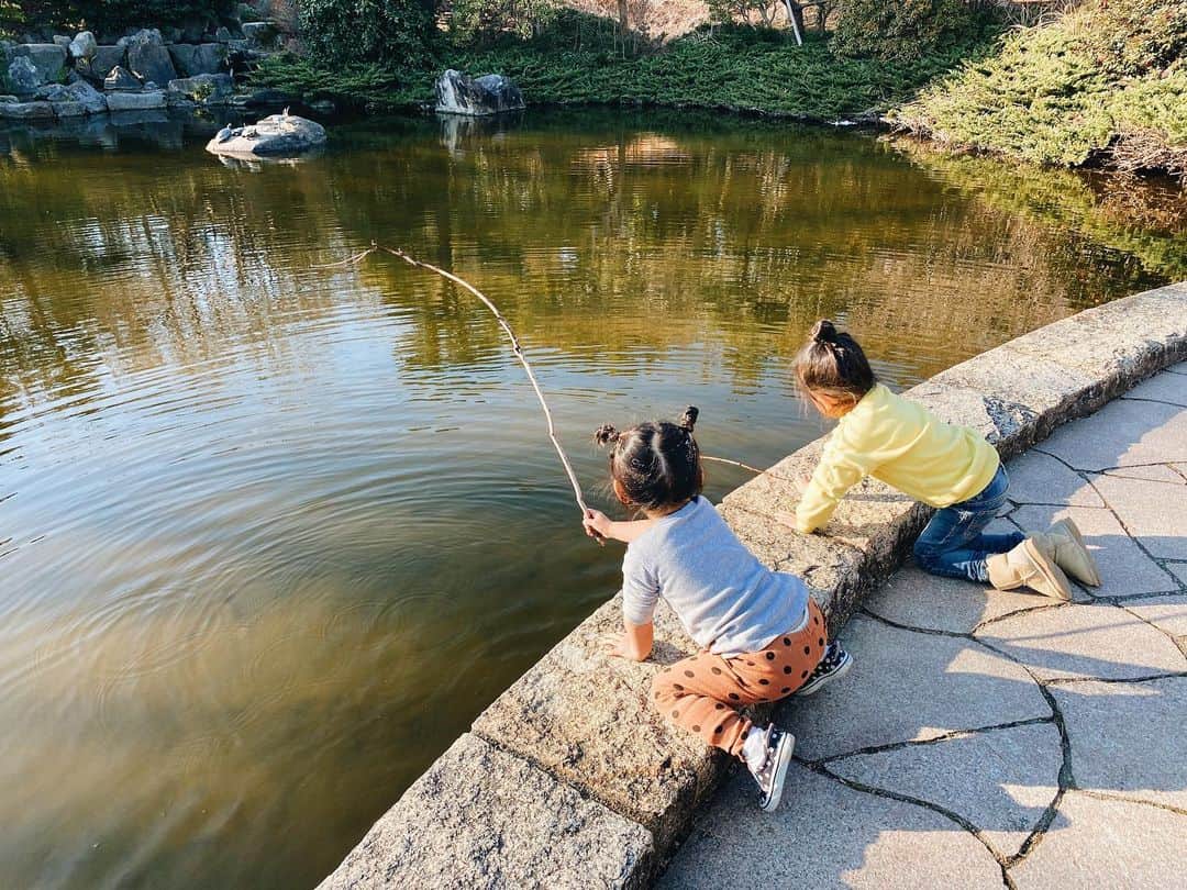 堀舞紀のインスタグラム：「🛼🛼🛼 . . . . 週末公園活動。 . . . ポカポカで 油断していたら 帰りに極寒で凍えた🥶 . . . 今日もあったかかったね〜 寒暖差に ついていけない 🥶🥶🥶 . . . #cannyO  #平和な週末 #公園活動 #3枚目　は 小さい時からズーーーット やってる謎な行動。 . . .」