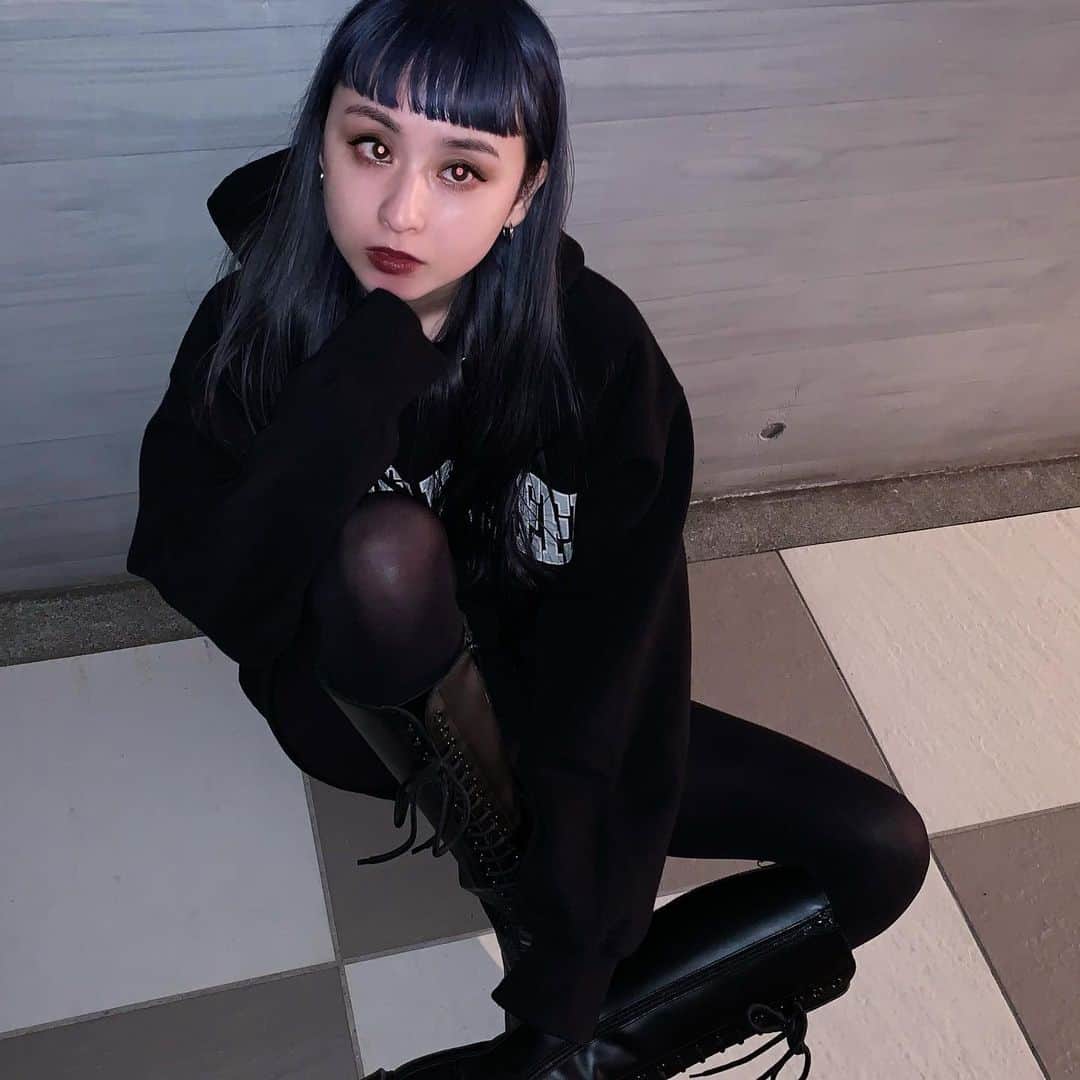 aoiのインスタグラム：「9回目の #レーザートーニング 📝 @sbeautyclinic #エスビューティークリニック で @dr.y.yumi 先生のもと施術していただいています！ ちゃんと定期的に通えてるから、スタッフさんに褒められるようになってきた😂  久々にしっかりめのニキビできちゃって、そこも照射してもらいました。痛かったのに次の日沈静化！  今回は、目の周り窪んでるタイプで昔から影に悩んでていろいろ聞いちゃいました！血管とか筋肉が透けてクマみたいに見えるんだって。ベビーコラーゲンが良いらしい…気になる… 丁寧に教えていただきありがとうございます🙏🏻  #医療痩身 #アンチエイジング」