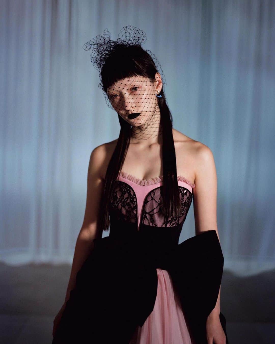 のインスタグラム：「“A Beauty in Diversity” @voguejapan #VogueJapanMarch2021 Photographer: @jirokonami Fashion Editor: @saori_vj Hair & Makeup: @rieshiraishi1220 Manicure: @takano_naoko and #tomokokamiya @nadine_nails_ Model: @ia_0823 wearing @moschino Casting: @hype_casting Editor: @yuisugiyama Styling Assistant: @oshida__ayaka and #mayukaharuna」