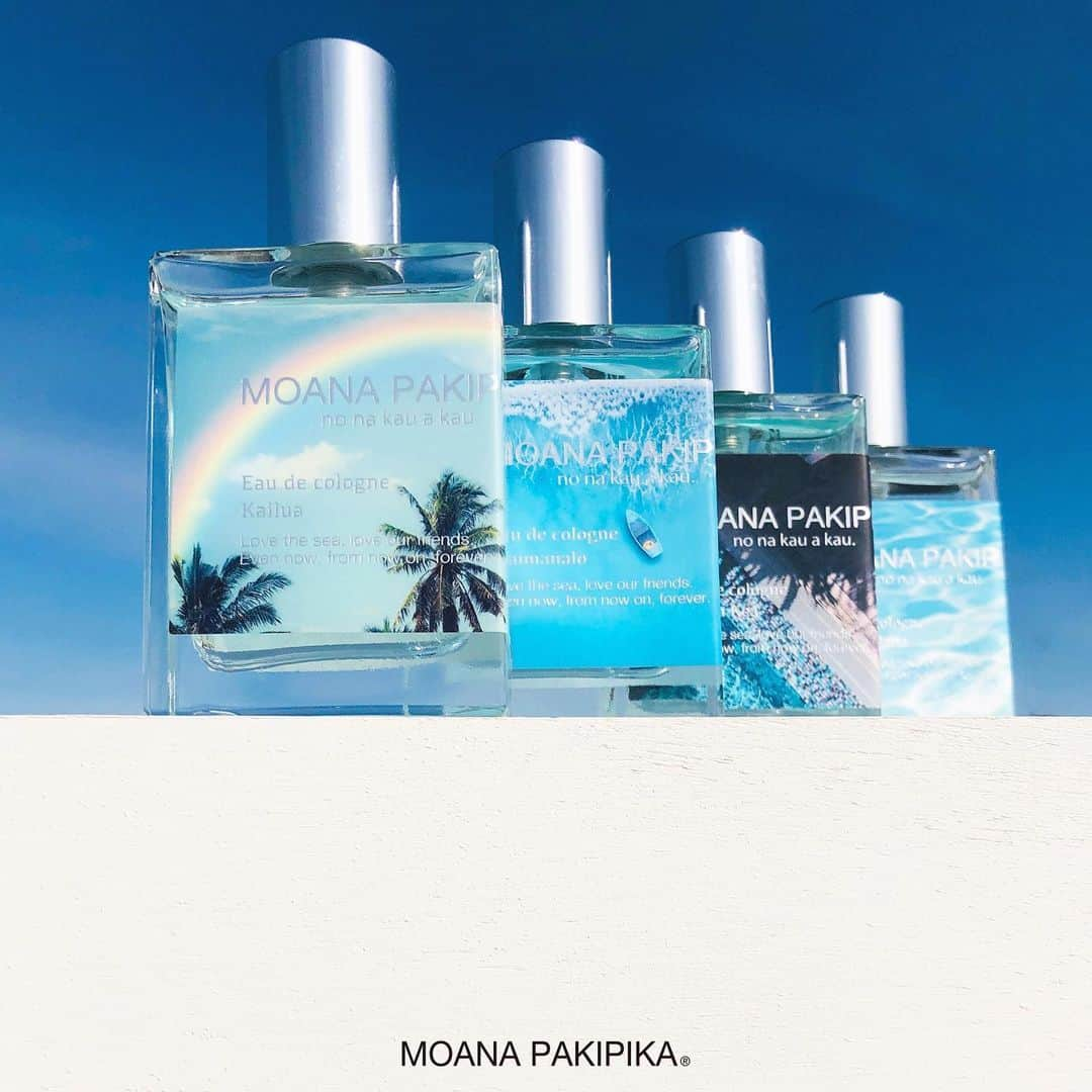 FRAGRANCYさんのインスタグラム写真 - (FRAGRANCYInstagram)「【MOANA PAKIPIKA】  #モアナパキピカ は#オハナマハロ の姉妹ブランド🌊 モアナパキピカのオーデコロンは 13種類の香りをラインナップ❣️ 今回は4種類の香りをご紹介します💁‍♀️  写真左から #カイルア 暖かな朝の日差しが差す、雨上がりのリーフグリーン。 瞬くうちに広がった大きな光のスペクトル。 雨の上がった１日の始まりに漂う瑞々しい風。 清らかな水が滴るリーフグリーンに気分が高ぶり、 雲の切れ間から降り注ぐホワイトフローラルと、 やわらかなムスクの漂う空気で満ちるカイルア。  #ワイマナロ 大きな青い海に漕ぎ出す、希望に満ちたシトラス。 これから始まる歓喜のビッグウェーブ。 遠い海を旅し、ゆったりと過ぎ行く大きな一歩。 シトラスを乗せたビッグウェーブはやがて、 マリンエッセンスの溢れる渦にぶつかり、 海の風に包まれたムスクと出会うワイマナロ。  #マウナケア 肌を焼く暑さを忘れさせる常夏のアップル。 突き刺さるような日差しのプールサイド。 ひんやり心地よい風が通り抜けるパラソルの下。 仰向けに身体を休めるとアップルが肌を滴り、 鼻をかすめる瑞々しいジャスミンとアンバー。 そこがあなただけの楽園になるマウナケア。  #ラニカイラナ 目の覚める夏の光を反射する、瑞々しいオレンジ。 思わず飛び込んでしまいたくなる感情。 強い日差しを浴びてゆったり揺れるリズム。 夏の爽やかなリズムの中で、クラリセージが水飛沫をあげ、 水面の下でサンダルウッドが漂い沈むラニカイ ラナ。  どんな香りか想像してみてくださいね❣️  *☾𓆉┈︎┈︎┈︎┈︎┈︎┈︎┈︎┈︎┈︎┈︎┈︎┈︎┈︎┈︎┈︎┈︎┈︎┈︎┈︎┈︎┈︎┈︎𓆉☾*  @moanapakipika #fragrancy_online #fragrancyonline #fragrancy #moanapakipika #japan #fragrance #eaudecologne #unisex #gift #フレグランシーオンライン #フレグランシー #さわやか #清潔感 #モテ香水 #ユニセックス ﻿ #おしゃれさんと繋がりたい #おしゃれ男子 #バレンタイン #プレゼント #ギフト  #香りのある暮らし #香りのある生活」2月2日 16時49分 - fragrancy_online