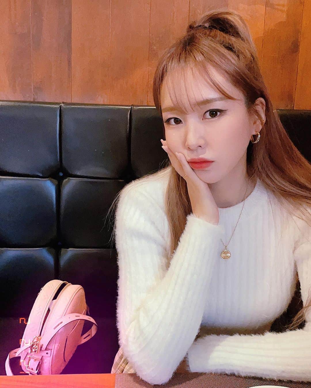 ウェイ のインスタグラム：「목걸이 이제 배송 완료되고 있는 것 같네요! 다들 지이인짜 예쁘다고 찐 좋아하셔서 너무 기쁩니다요오오✨   앞뒤 다른 디쟌 이라 맘에 드시는대로 착용하세요✨어느쪽이 더 이쁜가요? 난 둘다 좋음 둘다 짱이뿜 흥💛  구매는 인스타 프로필 링크 클릭💛 (15%할인중이예요!)  So happy that many people love this necklace✨   Two designs. Wear whatever side you like.✨ Which side do you prefer?  Click the link for purchase on my Instagram bio 💛(15% off now!)」