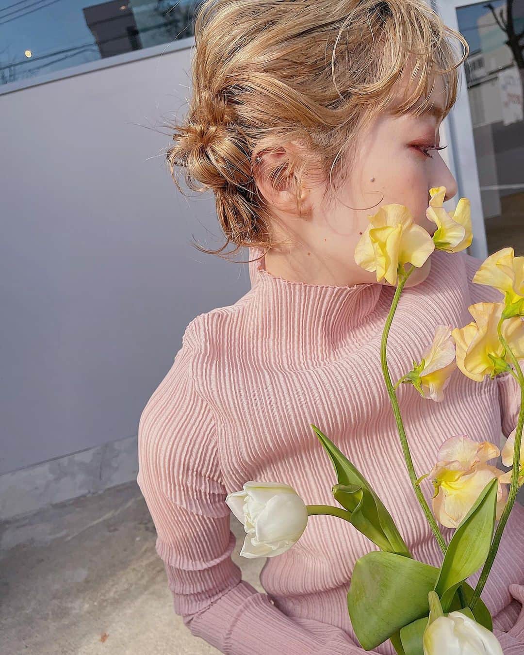sakincho1028のインスタグラム：「ピンクのまつげとくるんとおくれ毛🌼 かわいいおくれ毛、ぜひお任せください🌷 #sakinchohair #hairarrange#hair#arrange#hairset#ヘアアレンジ#アレンジ#ヘアセット#豊橋#美容室#ヘアメイク#出張ヘアメイク#撮影#ハイトーン#メイク#おくれ毛」