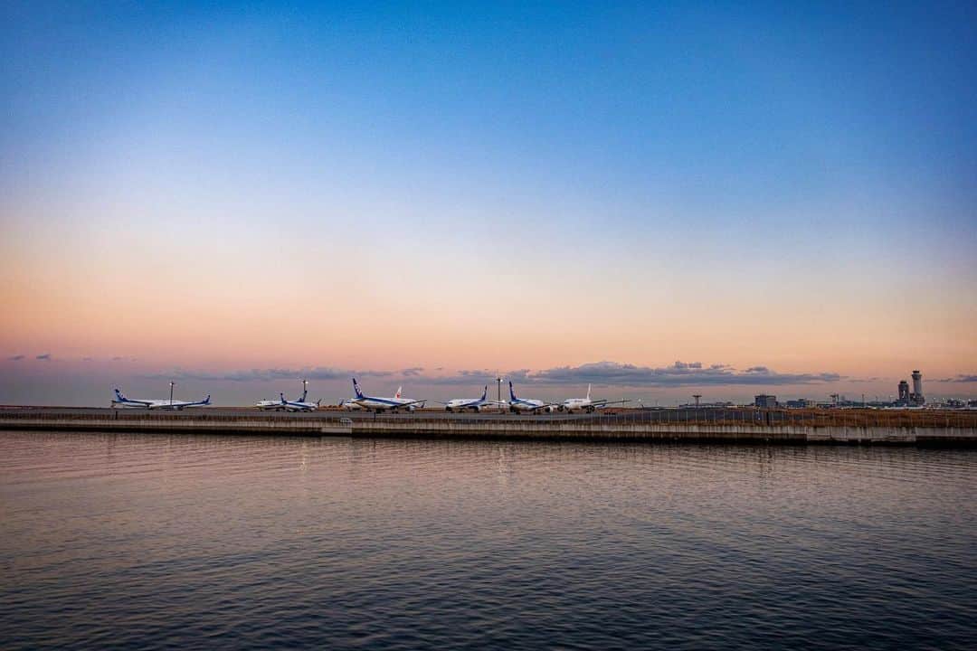 豊大槻さんのインスタグラム写真 - (豊大槻Instagram)「#eveningview  #airplane  #sea  #hanedaairport  #羽田空港  #夕景」2月2日 16時57分 - yutakachi