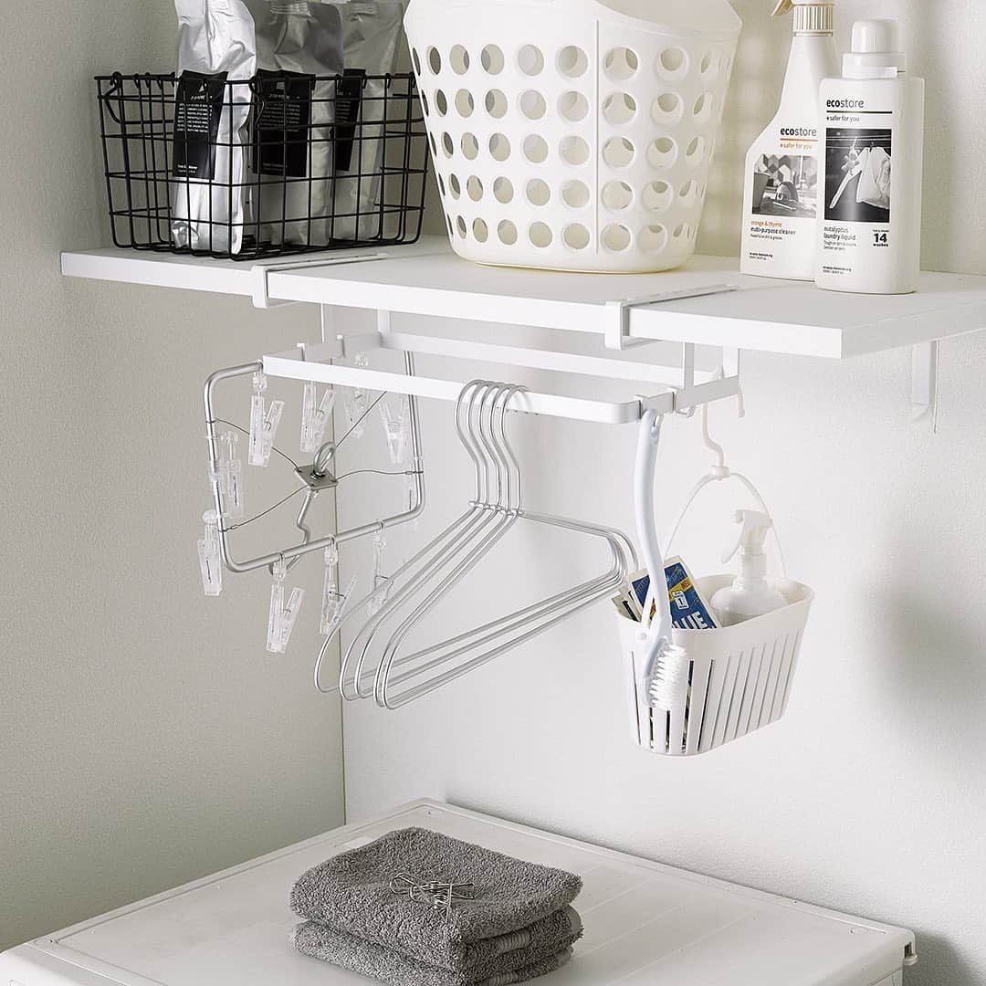 yamazaki_japanさんのインスタグラム写真 - (yamazaki_japanInstagram)「棚下に差し込むだけの簡単設置「棚下ハンガー収納 タワー」のご紹介です。 洗濯機上の棚下を便利な収納スペースにできるハンガー。  洗濯ハンガーやスプレーボトルなど、お洗濯用のアイテムを引っ掛けて収納することができます。 お洗濯の後はここからハンガーを取り出せるため、動線がまとまり効率アップ◎  付属のフックを使えばさらに小物を収納できます。  ■SIZE：約W40×D16.5×H9.5cm ■対応サイズ：棚板の厚さ約1.8～2.8cmまで・奥行き約16.5cm以上・幅約40cm以上 ■耐荷重　本体：約2kg フック：各約250g　  --------------------------------- 山崎実業のコラムサイト「Simple Life Lab.」も運営中◎ 暮らしのアイデアや、漫画ヤマクマちゃんなど様々なコンテンツが掲載されています。 是非ご覧ください。 https://www.yamajitsu.co.jp/lab/ --------------------------------- #home#tower#ハンガー収納#洗濯ハンガー収納#洗濯#洗濯機#ランドリー#ランドリー収納#洗濯ネット#洗濯ハンガー#洗濯ブラシ#洗濯小物収納#デッドスペース#収納術#整理整頓#整理収納#暮らし#丁寧な暮らし#シンプルライフ#おうち#収納#シンプル#モダン#便利#おしゃれ #雑貨 #yamazaki #山崎実業 #ヤマジツ」2月2日 16時59分 - yamazaki.home.channel