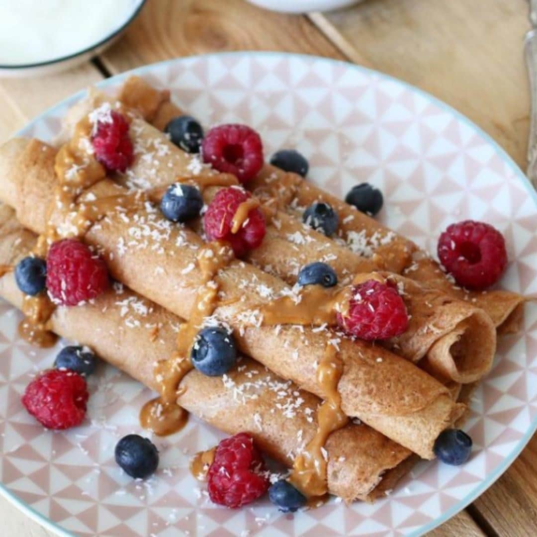 Melvita Officialのインスタグラム：「Chandeleur rime avec bonheur ! 🥞  Qu’elles soient sucrées 🍬, salées 🧂, vegan 🌱, un peu ratées 🤕, légèrement brulées 🔥, au chocolat 🍫, à la confiture 🍓, à partager 👨‍👩‍👧‍👦 ou pour soi-même 🙋‍♀️, on craquera toujours pour des crêpes à la chandeleur !  Dîtes-nous en commentaire quelles sont vos crêpes favorites ! 😋  Merci à @sognoincucina pour cette photo qui nous donne faim !  #melvita #cosmetique #bio #engage #organic #madeinfrance #chandeleur #crepes #gourmandise #chocolat #miel #food #cook」