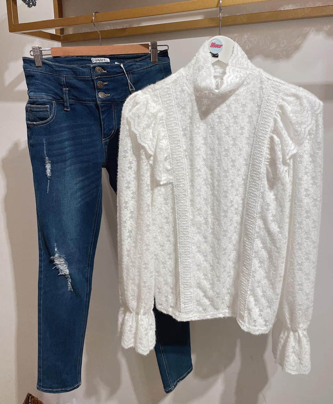Fleur Fleurのインスタグラム：「呢件都係多人購買嘅款式 一到春天大家都鍾意買白色😄✨✨  新作可享八五折 優惠購物滿港幣$2500更可享免費順豐送貨服務！ 歡迎上嚟銅鑼灣門市參觀或者直接購買💖」