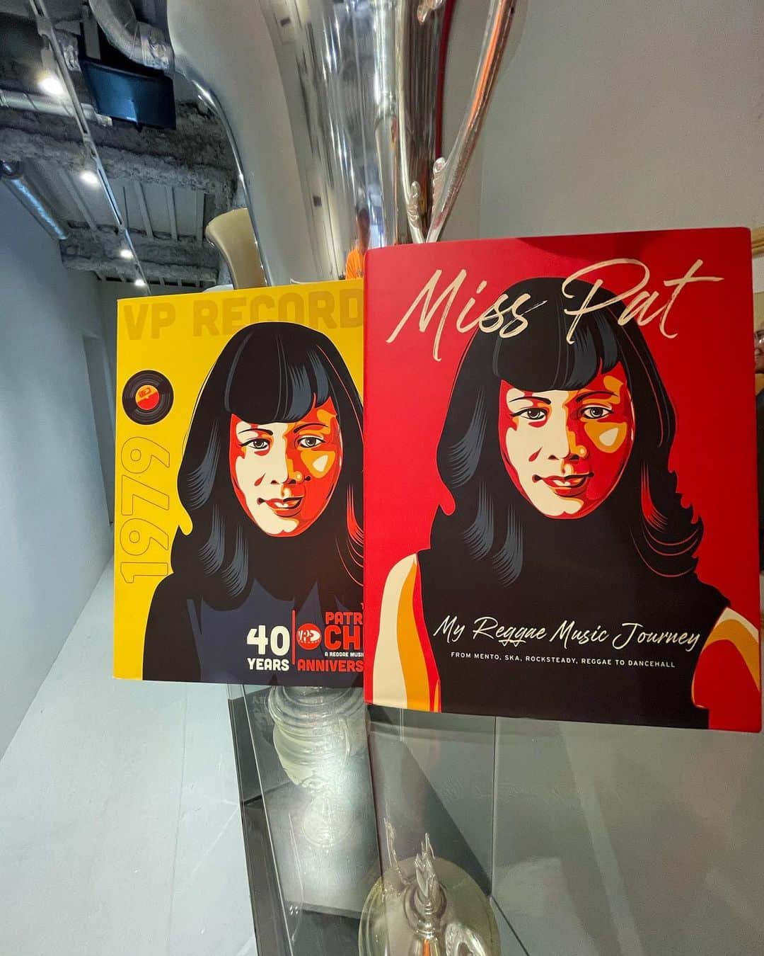 mastasimonのインスタグラム：「Congrats 🎉 Miss Pat !  @vprecords 40 years strong !! ㊗️㊗️㊗️  Reggae Music Journey !!   #vprecords #newyork #jamaica #reggae #ska #mento #rocksteady #loversrock #dancehall  #mightycrown」