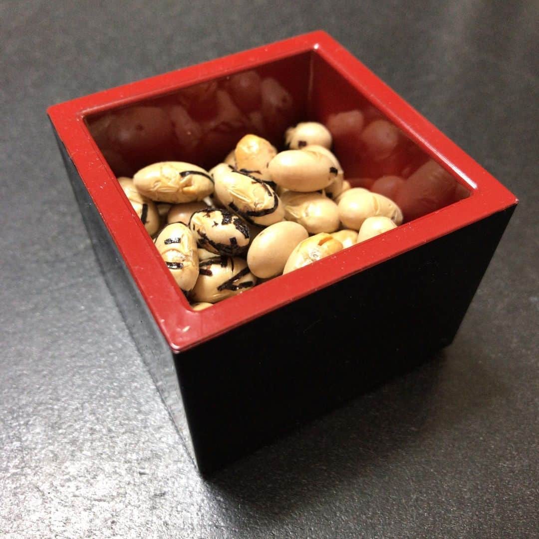 小川知子さんのインスタグラム写真 - (小川知子Instagram)「#節分 #小川知子  静かな節分  歳の数のお豆は食べられないのでちょこっと頂いて。  感染者数がこのまま減少していきますように〜。  コロナ〜そと！ 福は〜うち！」2月2日 17時13分 - tomoko_ogawa_