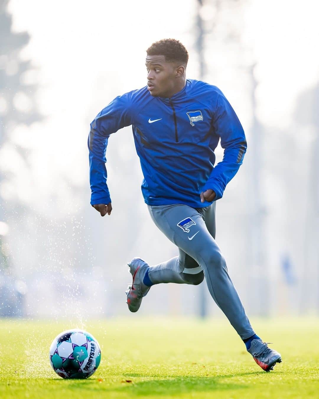 ヘルタ・ベルリンのインスタグラム：「Gelukkige verjaardag @dr.09_ ! Unsere Nummer 3️⃣3️⃣ wird heute 20 Jahre alt. 🥳🎉 Wir wünschen nur das Beste! 💙 . . #HaHoHe  #herthabsc」