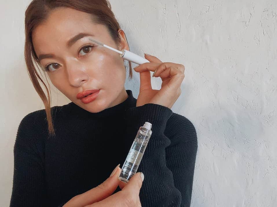 Fabiolla Takinamiのインスタグラム：「毎日マスク生活で顔の半分しか見えないメイクもなんだか慣れてきたなぁ〜  メイクの中でも目元は かなり印象がでるので 肌のスキンケアと同じぐらいまつ毛やアイブロウのケアも欠かさずやってるよ。  今回使い始めたのはまつ毛エクステンションサロン専用販売の化粧品　@bl_lashes_japan  「 #ラッシュエッセンス 」 「#リッチアイブロウセラム 」  まつ毛用美容液は 潤す、育てる、備える、守る を一本に♡ 助かる✨🥺🙏  アイブロウは 高濃度ペプチド配合でケア、保湿、ハリ、ツヤをサポート🥺🙏  どちらもお肌のスキンケア前に付けて完全に乾いてから ケアするアイテムです🦋  1本で半年分の量も入ってるのでコスパもいいね😊  @HOME美容をしたい方にはおすすめです🦋🦋🦋  #PR#まつ毛美容液#眉毛美容液#ラッシュエッセンス#リッチアイブロウセラム#ホームケア#まつ育#まゆ育#おうち美容#美容好き#bllashes#ビーエルラッシュ#おうち時間」