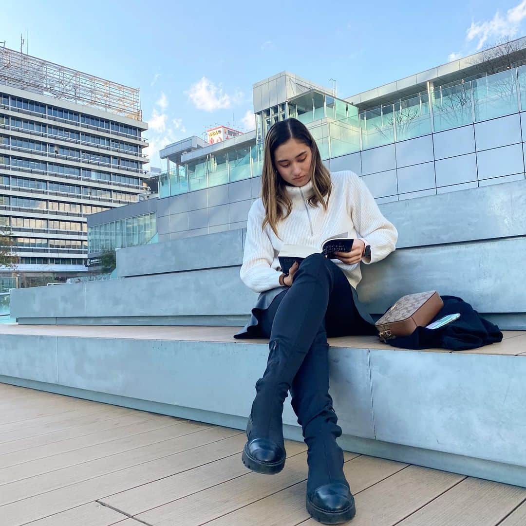 ベネット・マヤのインスタグラム：「I can say for sure that I’m definitely better at analyzing books than chessboards ♟」