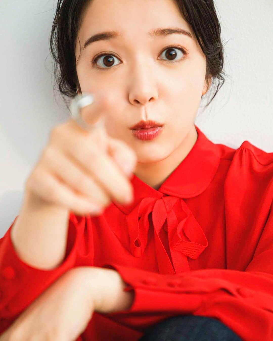 steady.のインスタグラム：「いつもとちょっと違うオールバックのヘアに挑戦した、萌音ちゃん🤩🤩🤩🤩🤩 パッとした真紅のシャツに、インディゴのデニムを合わせた大人のオフィスカジュアルコーデ😍  カメラマンさんをからかうこの仕草にのせたい言葉は、  「今夜はボス恋だぞ。分かってんのか！」  にしようと思います。完全におふざけの妄想の世界ですが😝 このポーズに皆さんはどんなフレーズを当て込みますか？？  さてとあと数時間で、今夜も#ボス恋 ですね。 みんなで、奈未ちゃんの恋も仕事も応援しましょう☺️☺️☺️☺️☺️  上白石萌音ちゃんが表紙のsteady.は、間もなく発売終了です。 まだ見てない方はぜひ、お早めにチェックしてくださいね😉  #steady #ステディ #雑誌ステディ #雑誌steady #上白石萌音 #cover #steadyアザーカット #fashion #magazine 本日のボス恋も#キュン #💕 待ち」