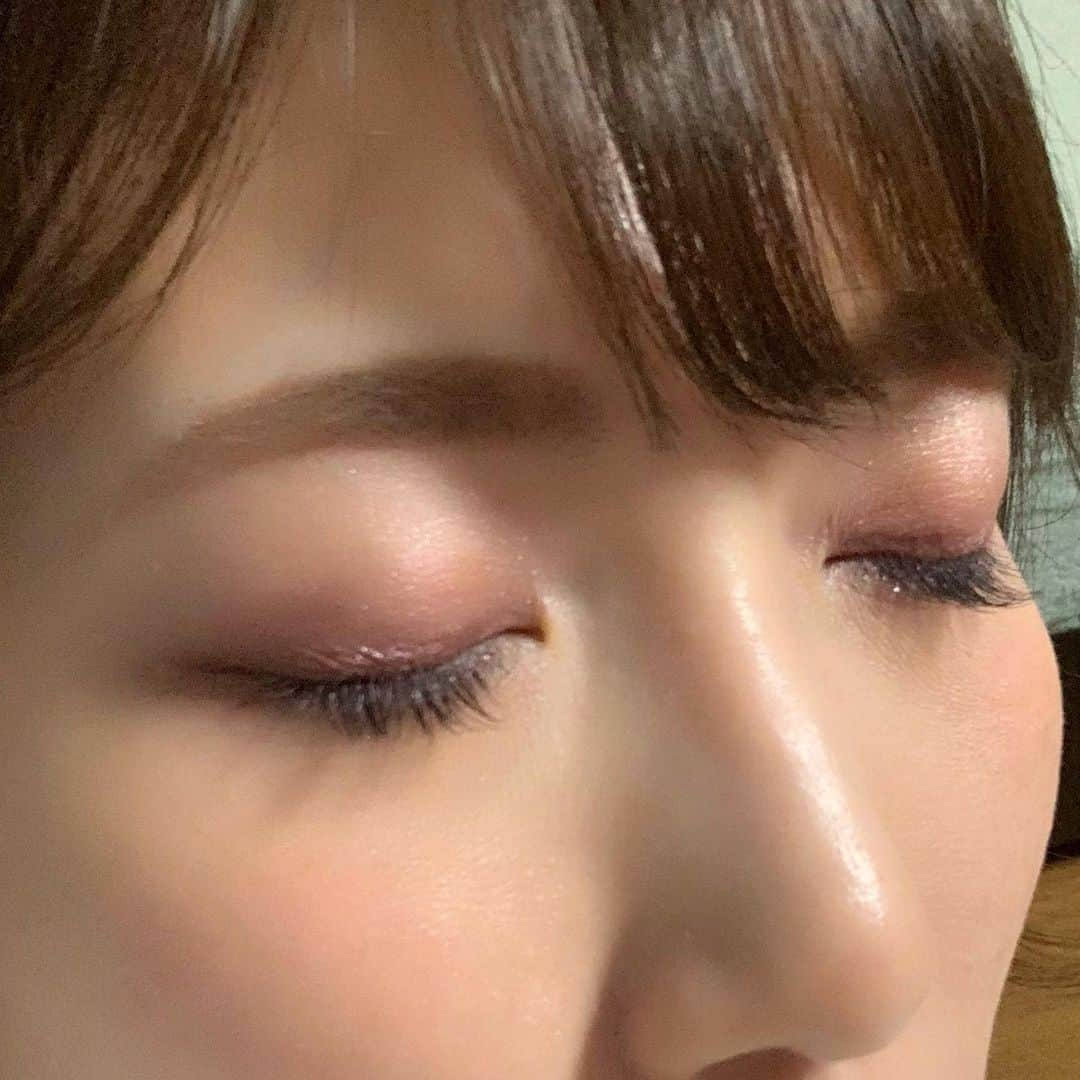 板野優花さんのインスタグラム写真 - (板野優花Instagram)「💄excel リアルクローズシャドウ CS04 プラムニット ・ 元々は同じメーカーのスキニーリッチシャドウのSR10を目当てで 買い物に行ったんだけど見比べて結局こっちにした😌💕 (きっとスキニーリッチもいずれ買う笑) ・ マット過ぎず、ラメ感が激しすぎず 程よーく大人なラメ感と発色🙆‍♀️ パープル強めに出すぎるかな？って思ったけど 全然そんなこともなくてナチュラルメイクでも 全然使える仕上がりで満足☺️💕 ・ 初のAOI CHANCE撮影会でも使ったアイシャドウ🥰 写真はきーやんさんの使わせて頂きました🙏💕 ・ #excel #エクセル #エクセルアイシャドウ  #リアルクローズシャドウ #プラムニット  #ブルベメイク #おすすめコスメ  #アイシャドウ #ブルベ夏 #ブルベ冬  #コスメ好きな人と繋がりたい  #おしゃれさんと繋がりたい  #美意識向上 #置き画 #置き画くら部  #100均インテリア #100均 #テーブルフォト  #ゆーろの可愛いメモ」2月2日 17時12分 - yuka_itano