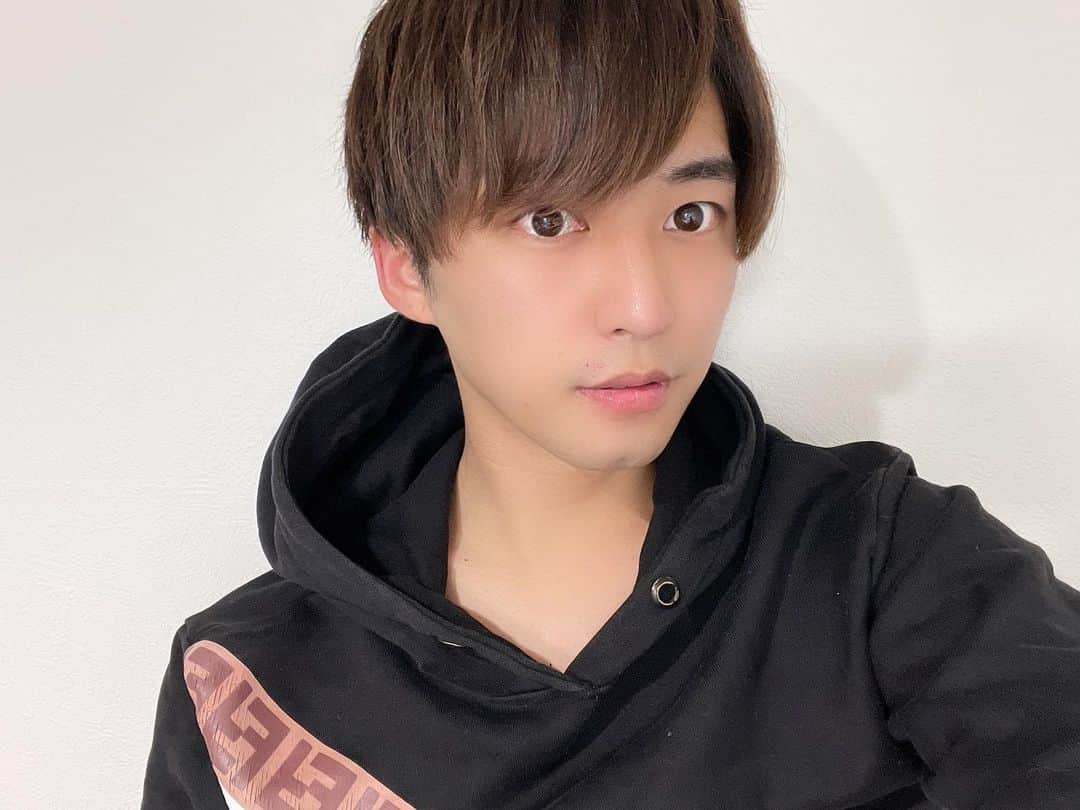 品川翔のインスタグラム：「あっという間に2月だね😊  誕生月でもあるから 気合入れて頑張っていくぞっ！！  中旬位にちょっとした 報告があります✌️  #俳優#撮影#メンズ #インスタグラム#パーカー#パーカー男子 #モデル#メンズモデル#ふぉろーみー #ファッションコーデ #美容#アイコン#ヘア#フォロー #hair#style #instagood#actor#FENDI #followme #fashion #model #ootd #instafashion」