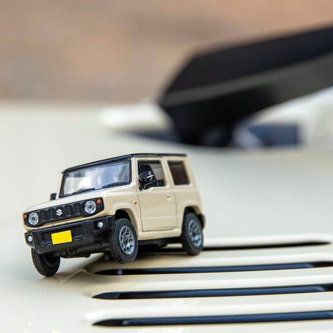 kyosho_official_minicar toysさんのインスタグラム写真 - (kyosho_official_minicar toysInstagram)「. KYOSHO MINI CAR & BOOK No.4 SUZUKI JIMNY 第4号はファミリーマートで発売中！ （店舗によりお取り扱いがない場合がございます。）  詳しくはプロフィール欄のURLより Japan Market Only  1:64 Diecast Model SUZUKI JIMNY @haluka___m  #kyosho #kyoshominicarbook #suzukijimny #jimny #jb64 #bfgoodrich #allterrain #jdm #outdoor #camp #京商 #ファミリーマート #スズキジムニー #新型ジムニー #ジムニーのある生活 #ジムニーのある風景 #ジムニーライフ #ジムニー乗り #アウトドア #キャンプ #ミニカー #京商ミニカーブック #ミニカーコレクション #ジムニー女子 #ミニカーのある風景 #ミニカーのある生活 #ミニカー女子 #jimny女子 #ソトアソビ www.kyosho.com」2月2日 17時13分 - kyosho_official_minicar_toys