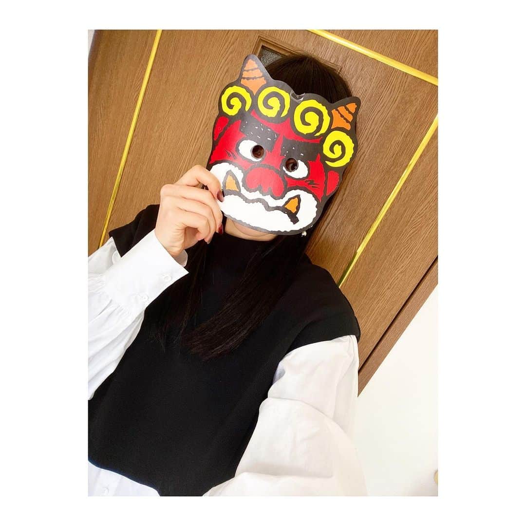 のインスタグラム：「・﻿ 👹🗣🏠👹﻿ ﻿ ﻿ 📸 #節分の日﻿ ﻿ ﻿ ﻿ 124年ぶりの2月2日が「節分の日」﻿ ﻿ ﻿ ﻿ ということで昨日、節分の豆がお面付きで﻿ あったので思わず買ってしまいました👹笑﻿ 　﻿ 今日、1人豆まきを心の中でやりながら﻿ 豆を食べたいと思います🙏🏻﻿ ﻿ ﻿ ﻿ ﻿ “節分の豆“が小さい頃から大好きで、﻿ 一時期好きな食べ物で“節分の豆“って﻿ 書いていた事があるくらい。🤣﻿ ﻿ 年の数だけ食べると小さい頃に言われてたけど﻿ 大好きだからそれ以上に絶対食べる(笑)﻿ ﻿ ﻿ ﻿ ﻿ 今年、恵方巻きを食べる方角は「南南東」﻿ 細かくゆうと「南南東やや南」らしいです﻿ (細かすぎて分かりません。笑)﻿ ﻿ ﻿ ﻿ ﻿ 皆さん願い事しながら黙々と食べて下さいね😮﻿ ﻿ ﻿ ﻿ ﻿ ﻿ ﻿ #オリックス #Bs2021 #BsGirls﻿ #baseball #プロ野球 #ORIX #avex﻿ #オリックスバファローズ #野球女子﻿ #野球好きと繋がりたい #京セラドーム大阪﻿ #オリックス女子 #インスタ野球女子﻿ #yurina_359  #BsGirls2021 #performer﻿ #dance #全力パフォーマンス #黒髪ストレート﻿ #黒髪ポニーテール #高身長女子 #筋トレ女子﻿ #節分 #124年ぶり #2月2日 #鬼は外福は内﻿ #followme #likeforlike #selfie」