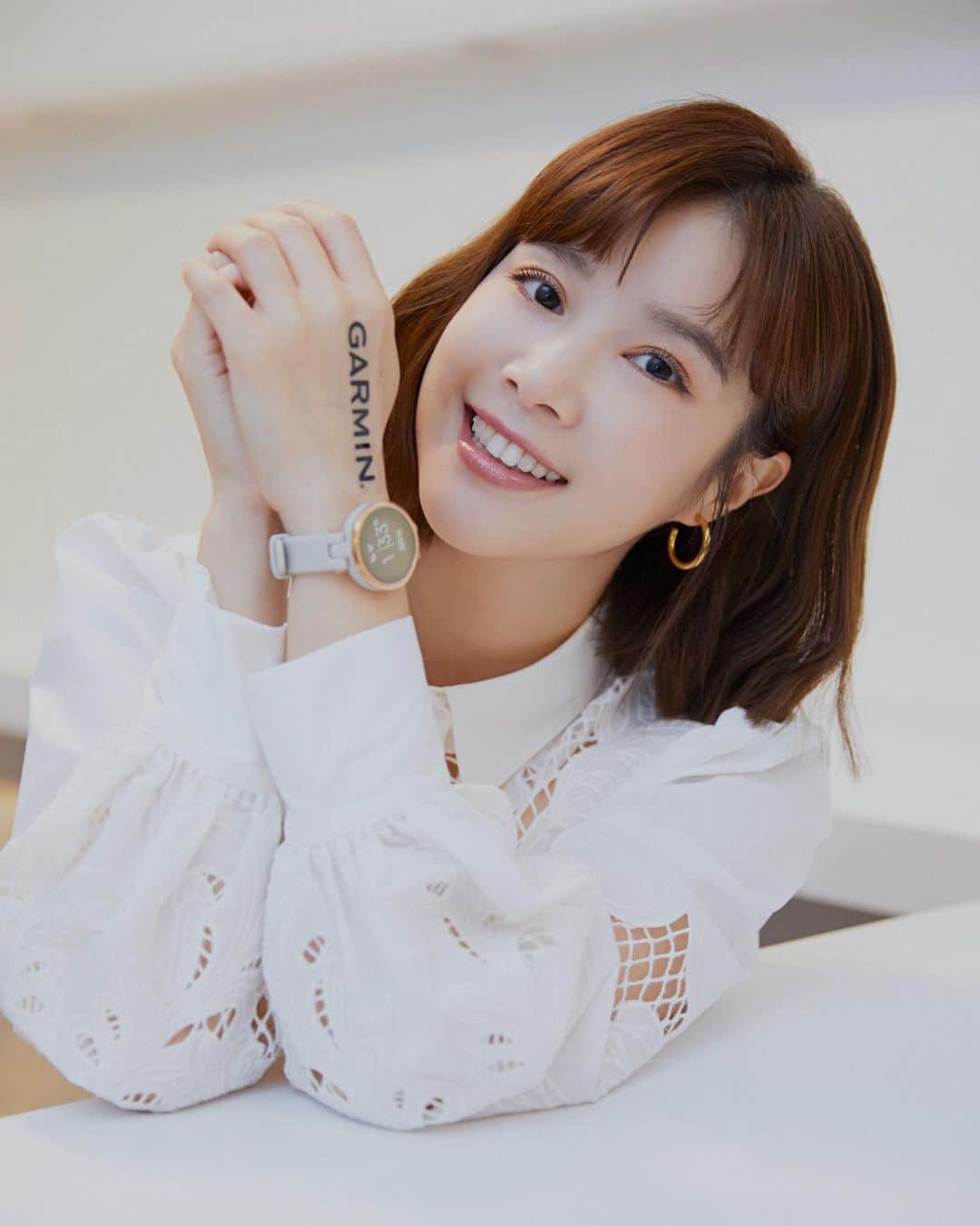 リー・ジャーインのインスタグラム：「✨我想認真介紹Garmin Lily✨新上市的優質智慧錶，為女生設計的智慧錶。小錶徑、新時尚、輕智慧、圓形錶面，適合日常搭配。  Garmin的其他運動錶非常強大，Lily對女生日常運動紀錄絕對足夠使用，基本的心率、步數、卡路里、喝水量外，還有掌握女性特殊健康數據的懷孕追蹤、月經週期、壓力指數、孕期運動計畫功能。  當然連線手機的智慧功能都有，可以收訊息、查看行事曆等。  還有個我覺得很棒的特點⚡️電力續航5天！能省去一件生活瑣事。  因為自己使用戴過了，很喜歡，所以想特別推薦大家。需要找智慧錶的女生，可以選擇Garmin Lily👍🏻時尚印花錶盤搭載隱藏式螢幕， 輕觸錶面或轉動手腕能喚醒螢幕，重要場合及正式服裝搭配也很適合。  謝謝這次Garmin找我一起合作Lily的新品上市廣告，也謝謝美麗佳人雜誌一起完成廣告，因為自己喜歡Garmin而被選為合作對象，真的非常幸運！開心✨  我的第四支Garmin手錶♥️Lily♥️  @garmintw #asLily #時而純粹時刻閃耀」