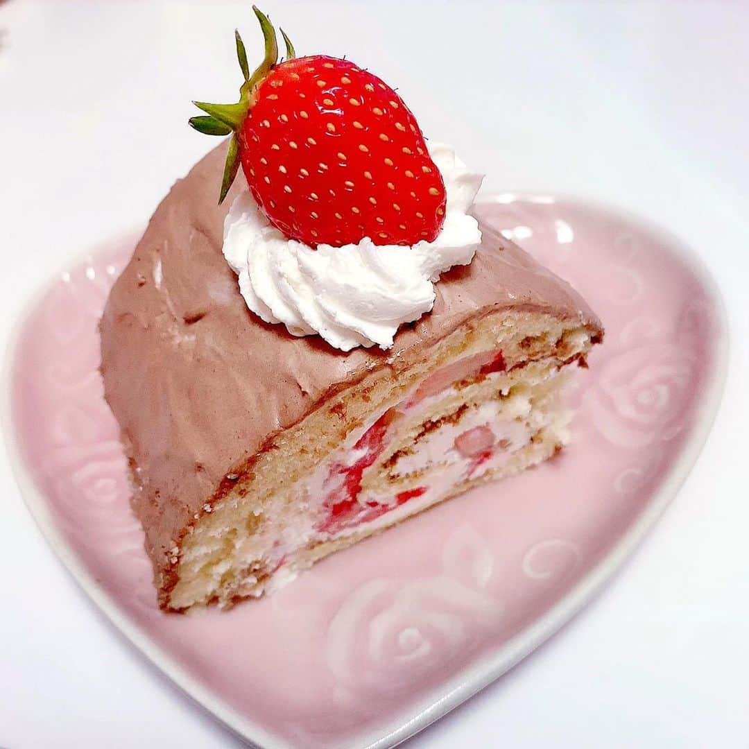 佐藤花×最上一花のインスタグラム：「ケーキ作った🍰❣️と自慢したいところですがスポンジは買いました🥲👛！切ってから写真撮っていないことに気づいたので断面がぐちゃぐちゃです笑」