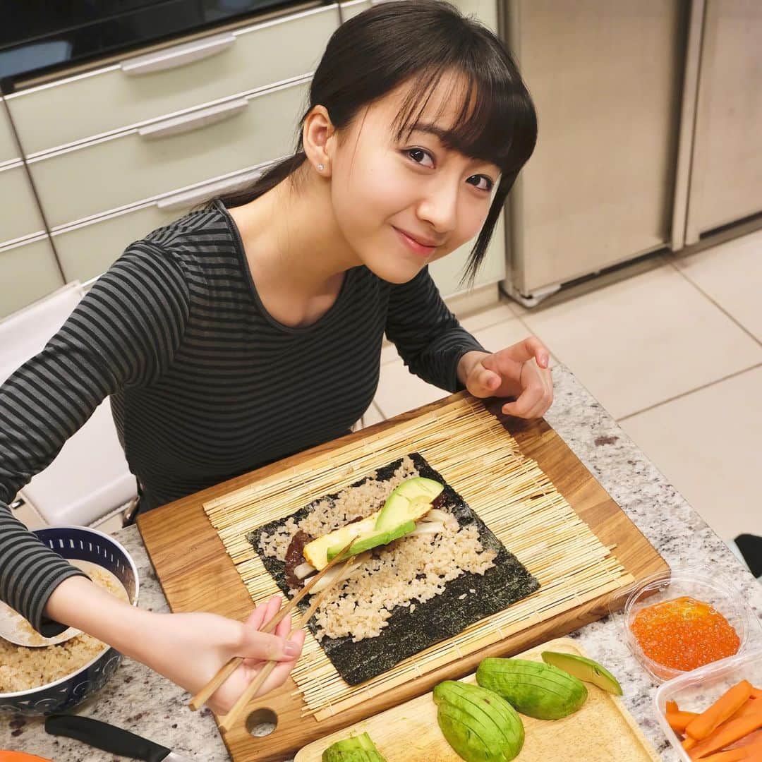 木村心美さんのインスタグラム写真 - (木村心美Instagram)「今日は節分です！ 恵方巻きは、それぞれ自分の食べたい具材を入れたのを巻きました。私はお肉と卵焼きとたくあんとアボカドです。とりあえず美味しいのを入れました。 美味でした。 ・  #ラムレム誕生祭2021」2月2日 17時24分 - cocomi_553_official