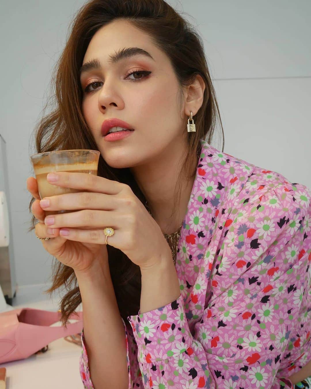 Araya Alberta Hargateのインスタグラム：「💗☕」