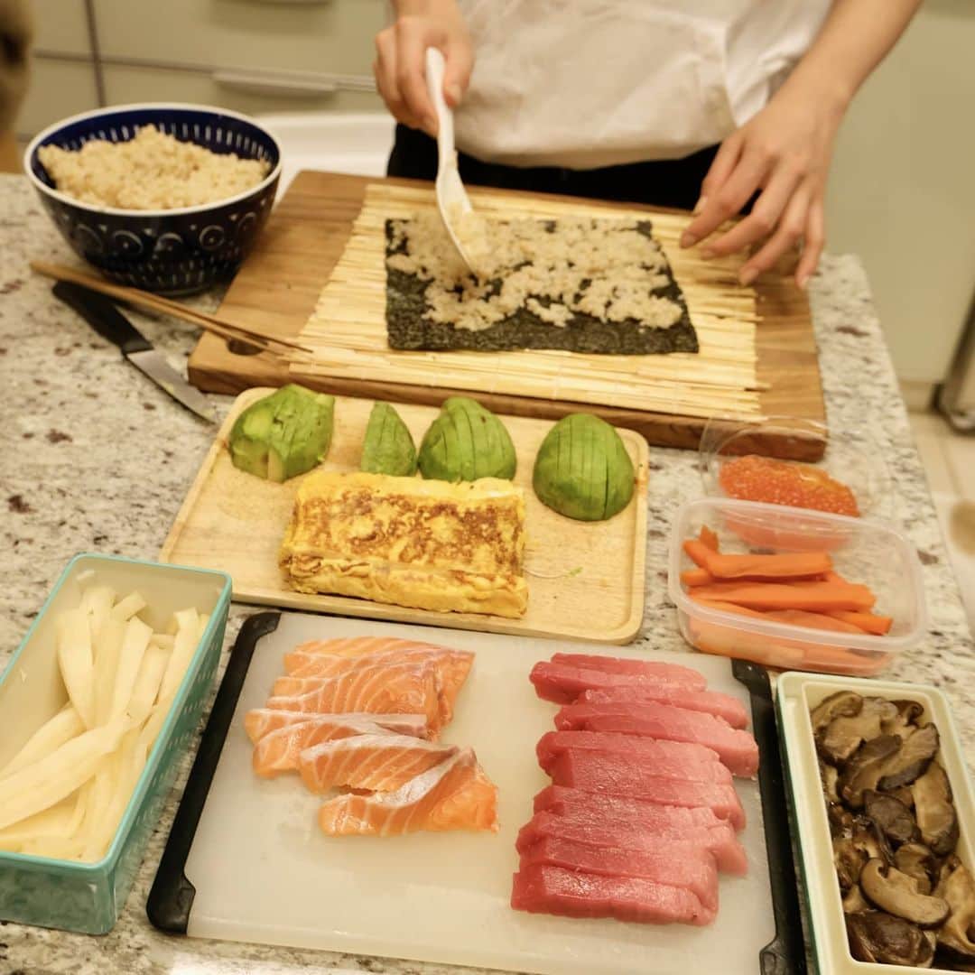 kokiさんのインスタグラム写真 - (kokiInstagram)「毎年楽しみにしている恵方巻き❗みんな自分が大好きな具材を入れて巻きました☺️  Today is Setsubun! We each made a Ehoumaki with our favorite ingredients!   📷 by sis ♥️」2月2日 17時27分 - koki