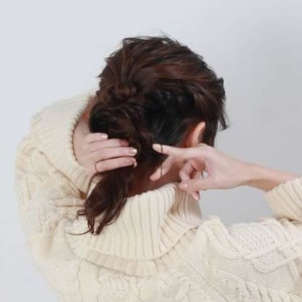 モッズ・ヘア スタイリングツールさんのインスタグラム写真 - (モッズ・ヘア スタイリングツールInstagram)「【HAIR TUTORIAL】冬のダウンスタイル1⁣ ⁣ 「編みおろし×ルーズでこなれ感アレンジ」⁣ ⁣ ▷ねじり編みとくるりんぱでできる、簡単ダウンスタイル。⁣ ⁣ step1:⁣ 髪全体を25mm程度のヘアアイロンでミックス巻き（内巻き/外巻きを交互に巻く）に。⁣ ⁣ step2:⁣ おくれ毛用とねじり編み用に、両サイドのもみ上げとその上の髪を多めに残し、耳上の髪をジグザグに分け目をとってハーフアップに。⁣ ⁣ step3:⁣ 細くとった毛束をゴムに巻き付けてピンでとめ、ゴムを隠す。ハーフアップのトップやサイド、ゴムを隠したところから、毛束を細くつまんで引き出して全体をくずす。⁣ ⁣ step4:⁣ 残しておいた両サイドの毛束をそれぞれねじり編みし、ハーフアップの下でピンでとめる。⁣ ⁣ step5:⁣ 残った髪を三等分して、両サイドの毛束を真ん中の毛束の上で一度紐のようにむすび、真ん中の毛束と合わせて何度か三つ編みをしてゴムでとめる。⁣ ⁣ step6:⁣ 最後にゴム隠しをして、全体のバランスを見てほぐし足りない部分は引き出してくずし、後れ毛と前髪をアイロンで巻く。アクセサリーを付けたら完成。⁣ ⁣ ⁣ pick up tool：⁣ ADVANCED SMART MINUS ION 2WAY IRON⁣ 選べる2 WAY にマイナスイオンを搭載。ストレートもカールも思いのまま。⁣ #MHI2586⁣ #MHI3286⁣ http://test.mods-stylingtools.com/products/mhi-2586/⁣ ⁣ ⁣ hair: SHION SAKATSUME @sakatsume_s⁣  /mod's hair GINZA⁣ makeup: HARUKA MIYASHITA/mod's hair FUTAKOTAMAGAWA⁣ ⁣ ⁣ ▷過去のアーカイブは @mods_hair_stylingtools プロフィールURL→MENU→STYLE GALLERYから⁣ http://test.mods-stylingtools.com/style-gallery/⁣ ⁣ ⁣ ⁣ #modshair #モッズヘア⁣ #modshairstylingtools #モッズヘアスタイリングツール⁣ #サロンクオリティ⁣ ⁣ #ヘアアイロン #カールアイロン⁣ ⁣ #hair #hairstyle⁣ #ヘアスタイル #ヘアセット #スタイリング⁣ #ヘア用品 #ヘアアレンジ⁣ #ヘアアイテム #ヘアアレンジ簡単⁣ ⁣ #三つ編み #編みおろし #編みおろしアレンジ⁣ #大人かわいい #ハーフアップ⁣ #巻き髪アレンジ #ハーフアップアレンジ⁣ #ヘアアレンジやり方 #くるりんぱアレンジ⁣ #今日の髪型 #デートヘア #こなれ感」2月2日 17時38分 - mods_hair_stylingtools