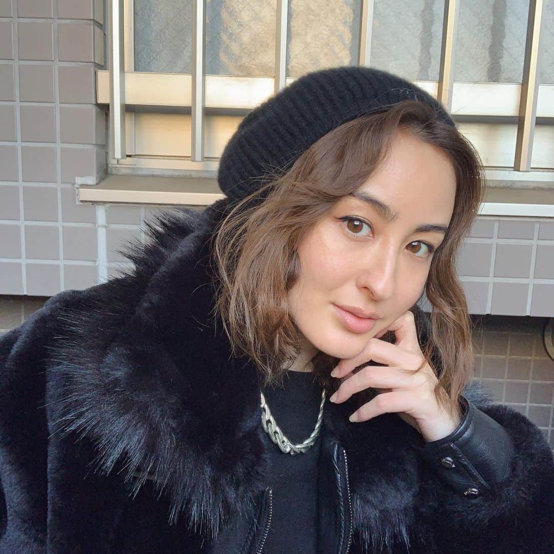 オードリー亜谷香のインスタグラム：「All Black Everything ⚫️◼️♠️  Hat - @newerajapan x @wakanozawa  Knit-  @uniqlo_jp  Coat- @blanknycjeans @revolve」