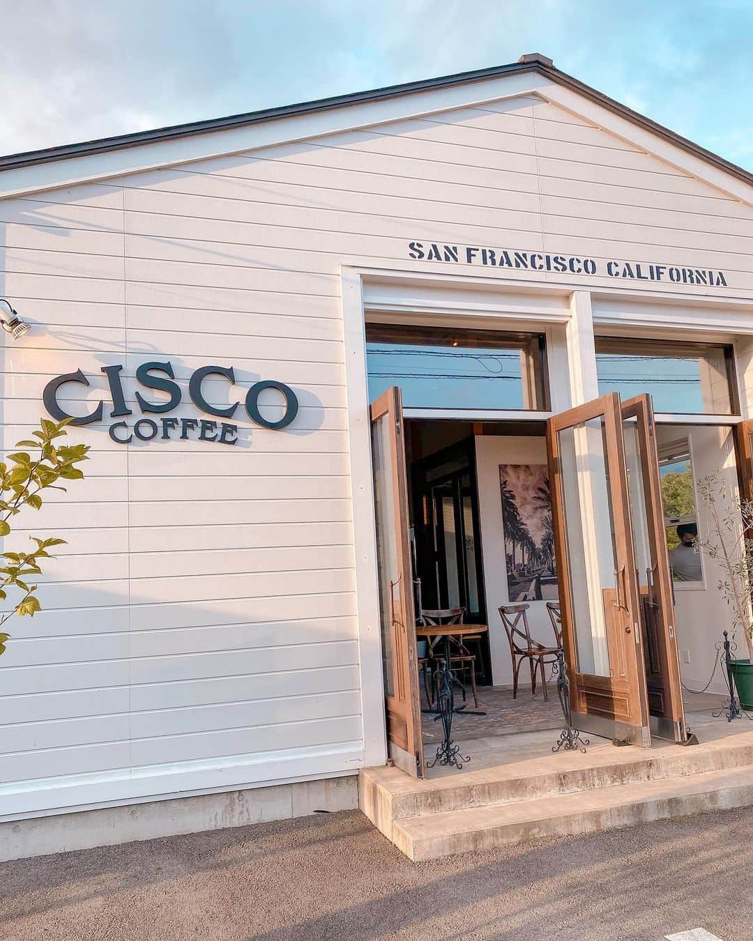 NakamuraYukiさんのインスタグラム写真 - (NakamuraYukiInstagram)「﻿ ﻿ 山梨県河口湖にある海外風カフェ☕️🌿﻿ ﻿ -  CISCO COFFEE -﻿ ﻿ サンフランシスコの豆を使用した﻿ コーヒーが飲めるお店。﻿ 西海岸風な店内もお洒落で﻿ どこを切り取ってもインスタ映え。﻿ ﻿ 窓が大きくて風通しもよく、﻿ ゆったりとした時間が流れる﻿ ステキなカフェでした☺︎ 。﻿ ﻿ ﻿ ﻿ _________________________﻿ ﻿ 🇯🇵Japan,Yamanashi﻿ 📍 CISCO COFFEE﻿ 🗓2020.09.14﻿ __________________________﻿ ﻿ ﻿ #japantrip #カメラ女子 #女子カメラ  #国内旅行 #女子旅 #日本旅行#yukis_injapan#プチプラコーデ#gototravel #japantrip #japancafe #山梨グルメ#スイーツ#河口湖カフェ#山梨カフェ#日本旅行#カフェ巡り#CISCOCOFFEE#河口湖観光#山梨観光#山梨県#河口湖#河口湖グルメ」2月2日 17時42分 - nakamuraam