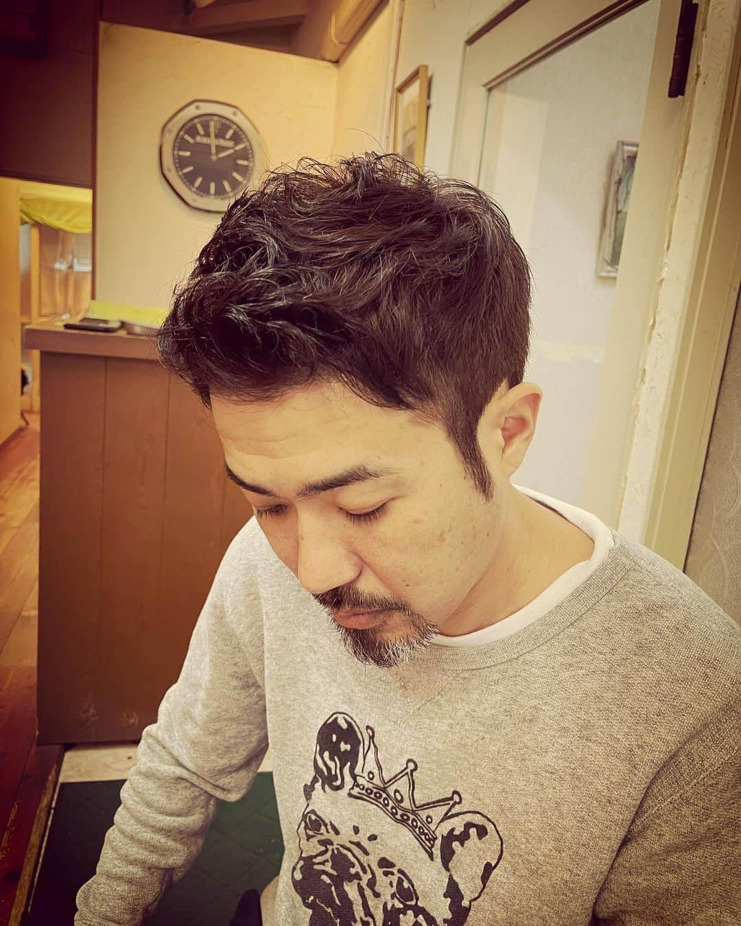 杉本知香さんのインスタグラム写真 - (杉本知香Instagram)「みんなスッキリー✂️✨ コバさんのフォレスト滞在時間は20分位でした😊 森本くん、久々前髪短くしたけど違和感なくいい感じ😆 先日のジュニアさんのYouTubeのコメント欄見ると、カットが雑とかお客様なのに呼び捨てが大人として失礼とか💦 アシスタント無しで連日15人前後仕上げてて、30年美容師してての集大成で手際がいいので、ちゃんと考えて繊細なカットをしてるつもりです💦 呼び捨て…ってのは、顧客の芸人さんたちの普段の呼び方でジュニアさんと会話してただけなので。嫌悪感感じた方すいません。  #中目黒美容室 #ケンドーコバヤシ #ケンコバ#にけつッ  #大西ユースケ #吉本俳優班 #大阪NSC30期生 #ダイノジ大地#ダイノジ#吉本坂46#太陽にほえろ #セブンbyセブン享奈緒 #セブンbyセブン  #ニブンノゴ森本#ニブンノゴ#jealkb #ロンドンブーツ3号」2月2日 17時46分 - sugimotoc