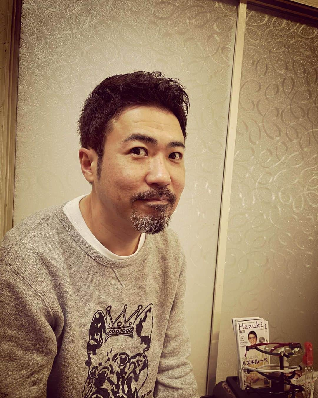 杉本知香さんのインスタグラム写真 - (杉本知香Instagram)「みんなスッキリー✂️✨ コバさんのフォレスト滞在時間は20分位でした😊 森本くん、久々前髪短くしたけど違和感なくいい感じ😆 先日のジュニアさんのYouTubeのコメント欄見ると、カットが雑とかお客様なのに呼び捨てが大人として失礼とか💦 アシスタント無しで連日15人前後仕上げてて、30年美容師してての集大成で手際がいいので、ちゃんと考えて繊細なカットをしてるつもりです💦 呼び捨て…ってのは、顧客の芸人さんたちの普段の呼び方でジュニアさんと会話してただけなので。嫌悪感感じた方すいません。  #中目黒美容室 #ケンドーコバヤシ #ケンコバ#にけつッ  #大西ユースケ #吉本俳優班 #大阪NSC30期生 #ダイノジ大地#ダイノジ#吉本坂46#太陽にほえろ #セブンbyセブン享奈緒 #セブンbyセブン  #ニブンノゴ森本#ニブンノゴ#jealkb #ロンドンブーツ3号」2月2日 17時46分 - sugimotoc