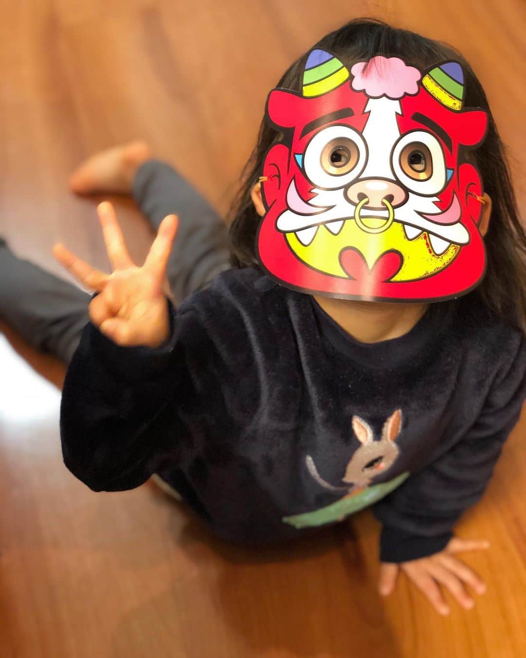 山口もえのインスタグラム：「・  今日は節分だー👹 次女はこの日をクリスマスくらいに 楽しみにしてました！！笑 わが家は鬼役が人気で 一人一人が鬼役👹をやります。 私が鬼をするときは ガニ股のオラオラ系の鬼になります👍笑 皆にめっちゃ豆当てられます。 痛いっちゅうねん🤣🤣🤣  パパも日に日に元気になってます♡ 明日は立春🌸春だねー  #豆まき#節分 #じつは鬼役一番似合うのは私さ♡」