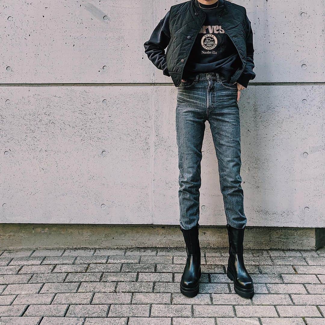 maai0528のインスタグラム：「〻👧🏻🐻‍❄️🧁☕️ DENIM‥🖤 ストーリーにも載せたけど いつも穿いてる PLAIN JEANS STRAIGHT SLIMに 2月11日新色がでるんだよー 嬉しいね☺︎ ． このヴィンテージぽい色味の L/BLK好きだな♡♡ ． あと、 SLIMは高身長さんでも丈気にせず バランス良く穿けるから かなりオススメだよ‼︎ ． ．  #fashion  #MOUSSY #MOUSSYSNAP  #teampixel #baroque_pixel #pixelで撮影」