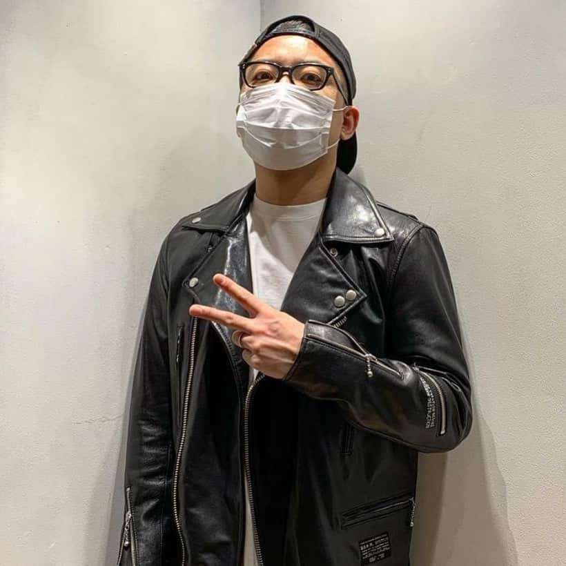 denham_japanさんのインスタグラム写真 - (denham_japanInstagram)「BIKER TOKYO NIGHT﻿ BLACK﻿ ¥159,500(税込)﻿ ﻿ 60年代のブリティッシュライダースジャケットからインスピレーションを受け、現代的なフィットに仕上げてます。﻿ ラムレザーを使用し、ベジタブルタンニング仕上げ。そのため使い込んだ際の艶感や色味の変化を楽しむことができます。さらに丈夫で柔らかいのも特徴です。﻿ ディティールのこだわりにも目が離せません！ ﻿ #denham #denhamjapan #denhamthejeanmaker #denimfashion #leatherjacket #bikerjacket #lambleather #vegitabletanning #fashion #デンハム #デンハムジャパン #デンハムザジーンメーカー #デニムファッション #バイカージャケット #レザージャケット #ラムレザー #ベジタブルタンニング #ファッション @denhamthejeanmaker @denhamjapan @denham @denham_china @bisenbi88」2月2日 17時49分 - denham_japan_by_aki_negishi