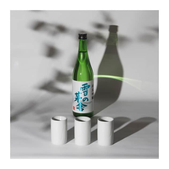 のインスタグラム：「. 【IKKONで日本酒飲み比べ】  今回飲み比べた日本酒は 【雪の茅舎　純米吟醸】 秋田県にある齋彌酒造店のお酒です。 雪の茅舎は自社栽培酵母を使用するなど こだわりの酒造りをしていますね！ この純米吟醸は酸味がしっかりしており、 スッキリと飲めるのが特徴です♪  ◎Round 酸味・辛味の後に 米の甘さをよく感じられる  ◎Straight 辛みと原酒の米の甘みを同時に感じられ 製品の特徴を良く感じられる  ◎Narrow 辛味がすっと感じられるが 後味は甘く美味しい ﻿ このように1本の日本酒で、 3種類の味わい方ができるのがIKKONです。﻿  是非お気に入りの日本酒で 試してみてくださいね！  詳細は【@ikkon.life】 プロフィールリンクから。  ------------------------------------------- 【IKKONとは】 IKKONとは3種の味わい方が 楽しめるぐい呑みです。  二重焼という大堀相馬焼の特徴と、 その内側の形状を工夫することにより 空気との関わり方が変化。 それによりお酒の味の深みや風味を 楽しみ尽くすことができます。  それぞれの特徴を紹介します。  Round フルーティーな優しい 甘味を味わう  Straight 複雑な味わいをしっかりと 十分に味わう  Narrow 飲む過程で起きる 変化を味わう -------------------------------------------  #ikkon #一献 #飲み比べ #呑み比べ  #日本酒飲み比べ #日本酒好き #酒スタグラム  #ポン酒 #sakelover #ポン酒ダグラム  #酒スタグラム #ポン酒タグラム #日本酒部  #日本酒が好き #日本酒らぶ #日本酒で乾杯  #日本酒飲もう #日本酒好きとつながりたい  #日本酒飲みたい #利酒  #酒器 #酒器セット #日本酒好きな人と繋がりたい #日本酒女子  #日本酒大好き #ponshutagram #sakestagram #秋田のお酒 #雪の茅舎 #純米吟醸」