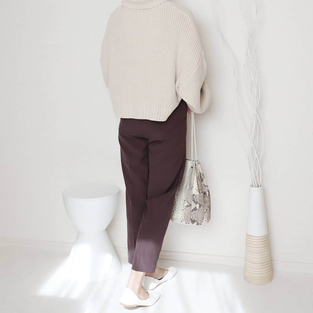 Eri Satoさんのインスタグラム写真 - (Eri SatoInstagram)「beige×brown×ivoryコーデ · tops: @titivatejp  pants: @edist.closet bag: @marco.masi.milano shoes: @welleg_shoes_rakuten · おうちスタジオ いつでも撮れるように変えてみました☺️ · 前picの全身こんな感じ～！ ブラウンのパンツは @edist.closet のものです🐻 · ＼＼クーポンあります／／ · 🎫初めてお買い物の方は【STORE1】のクーポンコードで¥1000割引(※¥5000以上のお買上げ時) 🎫ストア割引：【SNS2101】 1/22~2/20 4,000円以上ご購入で500円OFF(※上のチケットとは併用できません) 🎫レンタル：【FRsatoeri626】 2/20までにレンタルプラン入会で1,000円分ポイントをプレゼント(※トライアルプランは対象外) · 他にも、 👉2/20まで最大90％OFFのファイナルセール開催中 👉2/7までレンタル入会初月半額キャンペーン+テレワークトップスプレゼント · ぜひチェックしてみてね✨ · · #edistcloset #エディストクローゼット #エディクロコーデct2月#titivate #ニット#高身長コーデ#ママコーデ#カジュアルコーデ#ニットコーデ#マルコマージ#パイソン柄 #fashion#ootd#outfit#code#coordinate#style#ファッション#コーディネート#コーデ#プチプラ#プチプラコーデ#mamagirl#locari#partegram#カジュアル#お洒落さんと繋がりたい#pr」2月2日 17時50分 - satoeri626