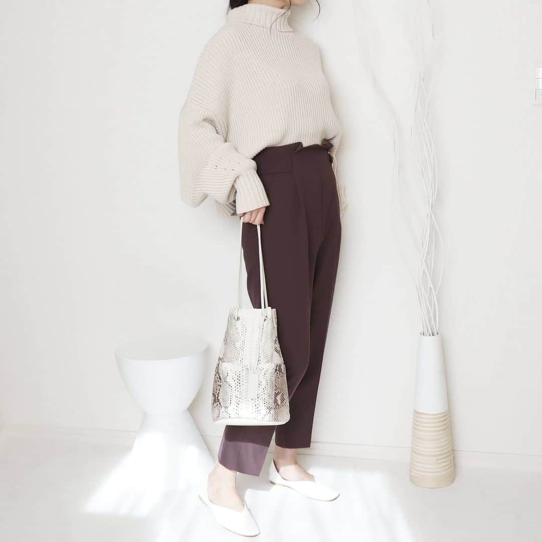 Eri Satoさんのインスタグラム写真 - (Eri SatoInstagram)「beige×brown×ivoryコーデ · tops: @titivatejp  pants: @edist.closet bag: @marco.masi.milano shoes: @welleg_shoes_rakuten · おうちスタジオ いつでも撮れるように変えてみました☺️ · 前picの全身こんな感じ～！ ブラウンのパンツは @edist.closet のものです🐻 · ＼＼クーポンあります／／ · 🎫初めてお買い物の方は【STORE1】のクーポンコードで¥1000割引(※¥5000以上のお買上げ時) 🎫ストア割引：【SNS2101】 1/22~2/20 4,000円以上ご購入で500円OFF(※上のチケットとは併用できません) 🎫レンタル：【FRsatoeri626】 2/20までにレンタルプラン入会で1,000円分ポイントをプレゼント(※トライアルプランは対象外) · 他にも、 👉2/20まで最大90％OFFのファイナルセール開催中 👉2/7までレンタル入会初月半額キャンペーン+テレワークトップスプレゼント · ぜひチェックしてみてね✨ · · #edistcloset #エディストクローゼット #エディクロコーデct2月#titivate #ニット#高身長コーデ#ママコーデ#カジュアルコーデ#ニットコーデ#マルコマージ#パイソン柄 #fashion#ootd#outfit#code#coordinate#style#ファッション#コーディネート#コーデ#プチプラ#プチプラコーデ#mamagirl#locari#partegram#カジュアル#お洒落さんと繋がりたい#pr」2月2日 17時50分 - satoeri626