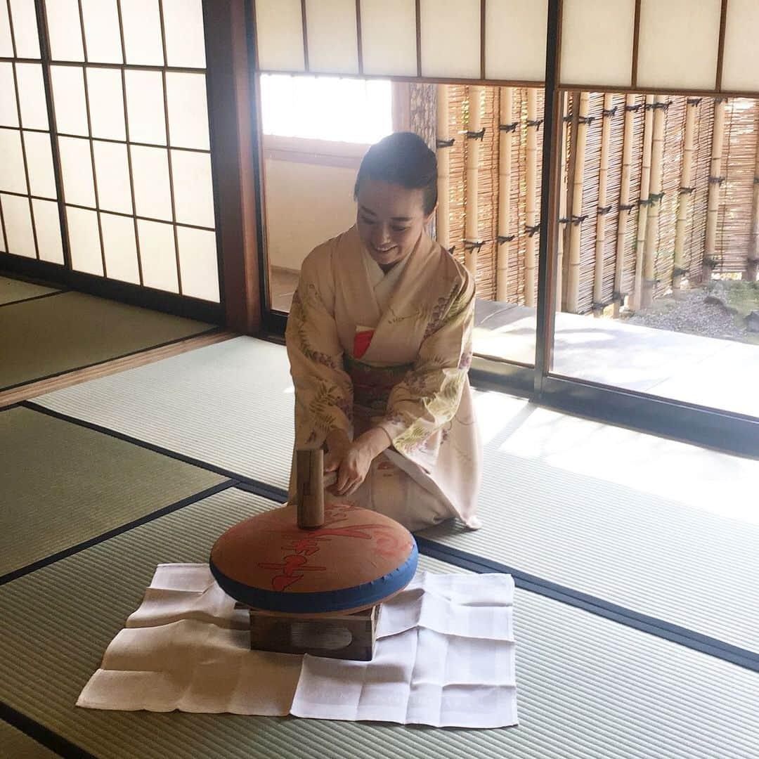 沢瀉美緒さんのインスタグラム写真 - (沢瀉美緒Instagram)「※ Setsubun is the event held to pray  for our happy and healthy life. . Today is the last day of winter,  bringing the start of spring. . 数年前の節分の時と去年は @kyotokitcho_official さんのお茶会で。 . 壬生寺のほうらく割にちなんだ お料理の際に割らせていただいたのが 数年前。 . そして昨年もギリギリお伺いできて コロナがおさまればいいですねぇ😢と 唱えたのが懐かしい… . 鬼は外福は内　 壬生大念佛　厄おとし〜 . うまくコロナと付き合っていける 世の中になるといいなぁ。 . 大好きな人みんなが幸せで いられますように💛 . そして、私も〜✨ . . #節分 #setsubun #鬼は外福は内 #吉兆 #京都吉兆 #kyoto #京都」2月2日 17時59分 - mio_omodaka