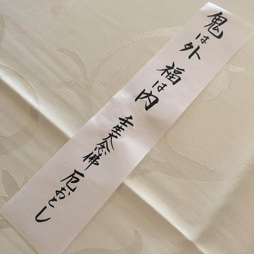 沢瀉美緒さんのインスタグラム写真 - (沢瀉美緒Instagram)「※ Setsubun is the event held to pray  for our happy and healthy life. . Today is the last day of winter,  bringing the start of spring. . 数年前の節分の時と去年は @kyotokitcho_official さんのお茶会で。 . 壬生寺のほうらく割にちなんだ お料理の際に割らせていただいたのが 数年前。 . そして昨年もギリギリお伺いできて コロナがおさまればいいですねぇ😢と 唱えたのが懐かしい… . 鬼は外福は内　 壬生大念佛　厄おとし〜 . うまくコロナと付き合っていける 世の中になるといいなぁ。 . 大好きな人みんなが幸せで いられますように💛 . そして、私も〜✨ . . #節分 #setsubun #鬼は外福は内 #吉兆 #京都吉兆 #kyoto #京都」2月2日 17時59分 - mio_omodaka