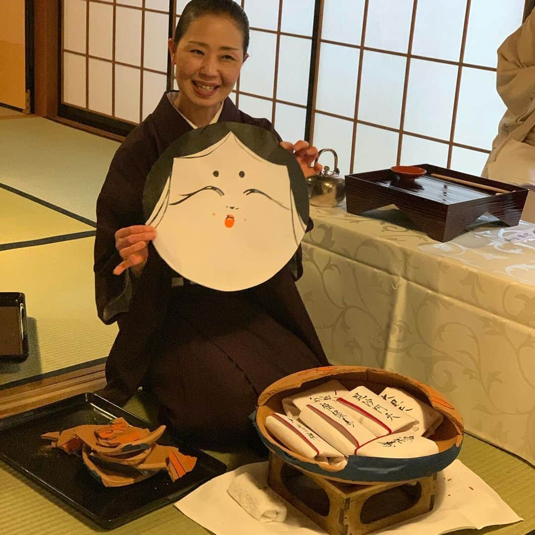 沢瀉美緒さんのインスタグラム写真 - (沢瀉美緒Instagram)「※ Setsubun is the event held to pray  for our happy and healthy life. . Today is the last day of winter,  bringing the start of spring. . 数年前の節分の時と去年は @kyotokitcho_official さんのお茶会で。 . 壬生寺のほうらく割にちなんだ お料理の際に割らせていただいたのが 数年前。 . そして昨年もギリギリお伺いできて コロナがおさまればいいですねぇ😢と 唱えたのが懐かしい… . 鬼は外福は内　 壬生大念佛　厄おとし〜 . うまくコロナと付き合っていける 世の中になるといいなぁ。 . 大好きな人みんなが幸せで いられますように💛 . そして、私も〜✨ . . #節分 #setsubun #鬼は外福は内 #吉兆 #京都吉兆 #kyoto #京都」2月2日 17時59分 - mio_omodaka