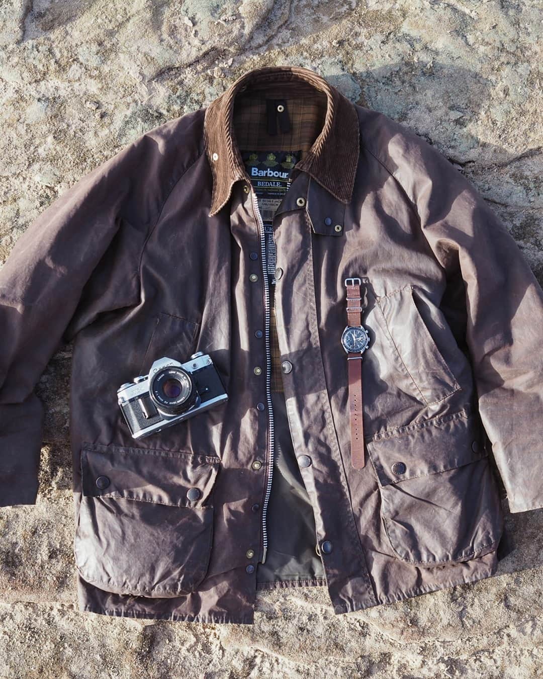 Barbour Japanのインスタグラム：「バブアーのワックスドジャケットは、街着としてもアウトドアシーンでのウェアとしても活躍する汎用性を兼ね備えています。  #BarbourWayOfLife では、様々なワックスドジャケットを使用したコーディネートが集約されております。是非ご覧ください。」