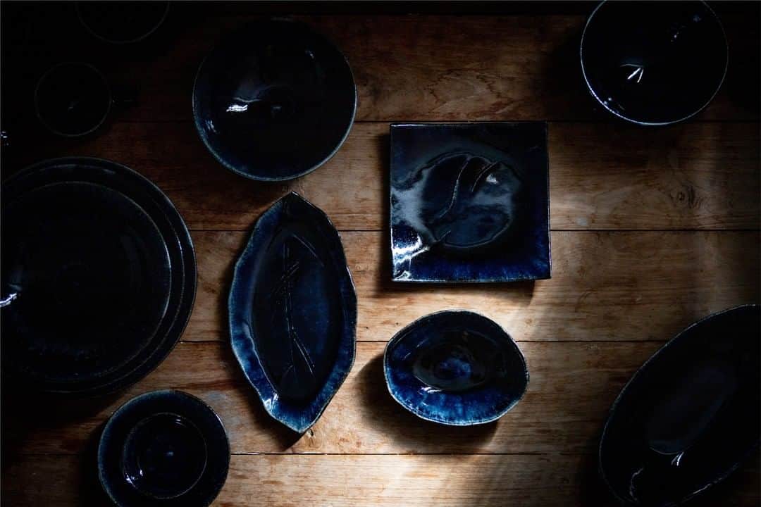 オルネ ド フォイユさんのインスタグラム写真 - (オルネ ド フォイユInstagram)「【SHOPイベント｜阿久津忠男　個展】  2月12日より、不動前店にて、益子で作陶されている阿久津忠男さん（ @tadao_akutsu ）の個展を開催いたします。  阿久津さんは益子に築窯し、約40年にわたり、代表作である「瑠璃」シリーズを制作しています。 独自の瑠璃釉から生まれる、深いブルーは引き込まれるような美しさ。 深海のような、満天の星が輝く真夜中の夜空のような、奥深い艶のあるブルーです。  瑠璃一色ながら、表面の仕様で異なった表情を見せてくれ、日々の暮らしに落ち着きある上品な彩りをもたらします。  今回は人気のあるマグカップやフリーカップ、リム皿や平鉢、花器など様々な作品をご用意いただきます！ 瑠璃一色の作品たちが並んだ店内がどのような雰囲気になるのか、今から楽しみです。  ［注意事項］ ・会期中のお取り置きや通販は承っておりません。 ・混雑状況によって、整理券の配布、入場制限を設ける場合がございます。店内1階でお待ちくださいますよう、お願いいたします。  ［イベント詳細］ 不動前店（東急目黒線不動前駅より徒歩7分﻿） 2021年2月12日〜14日・19日〜21日  ［新型コロナウイルス対策につきまして］ ・スタッフの出勤時の検温、マスク着用、手洗い消毒を徹底いたします。 ・出入り口・2階窓を開放し、換気を強化いたします。  ［ご来店いただくお客様へのお願い］ ・マスク着用をお願いいたします。 ・入店時とお帰りの際に店頭にてアルコール消毒をお願いいたします。 ・体調が優れない場合はご来店をお控えください。  何卒ご理解・ご協力のほどよろしくお願いいたします。  #阿久津忠男 #個展 #器 #うつわ #livstagrammer #instahome #インテリア #ornedefeuilles #オルネドフォイユ」2月2日 18時00分 - ornedefeuilles