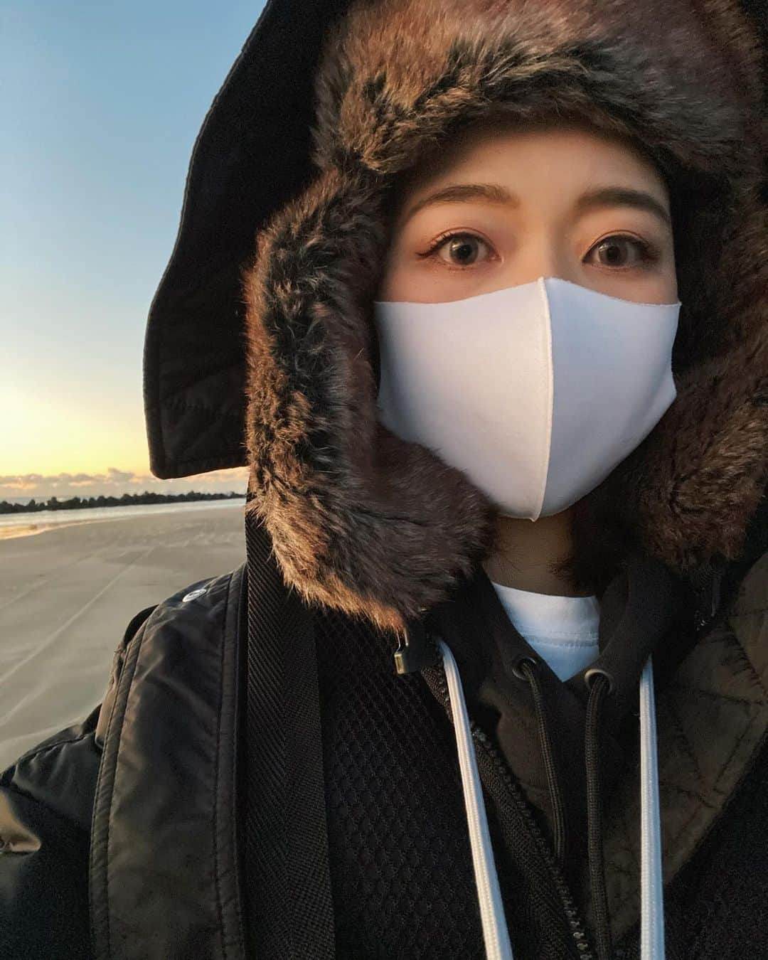 ikeda chizuruのインスタグラム：「昨日載せた日の出を見に行った日の私👌﻿ (小出しにして毎日更新しようとする私笑)﻿ ﻿ アラスカみたいなシベリアみたいな﻿ この帽子が暖かくて大好き♡﻿ ﻿ この日の気温は3度だったけど﻿ 体感は去年の北海道マイナス15度と﻿ 同じくらい寒かったよ🤣笑﻿ ﻿ 真っ暗な誰もいなくて﻿ 異世界に来たみたいだった🌎﻿ ﻿ 地球って凄いな〜〜💫﻿ ﻿ ﻿ そしてそんな日のコーデは﻿ またまた防寒まっくろくろすけ😆﻿ ﻿ 帰りに寄ったお店のあたりは﻿ 噂に聞いた通り！﻿ 千葉にカリフォルニアあった👌👌♡笑﻿」