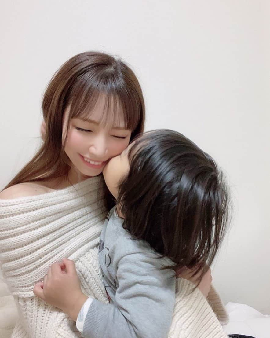 石田亜沙己さんのインスタグラム写真 - (石田亜沙己Instagram)「31歳になりました♡ 今年は新しいことにも挑戦していきたいなと思います！ 31歳の私もよろしくお願いします🍀  #幸せ #親子 #誕生日 #30代 #麻雀プロ #オフショル」2月2日 18時02分 - asami_.ishida