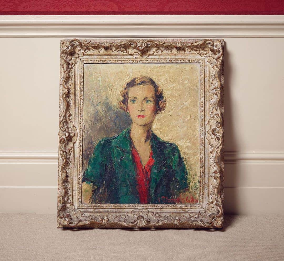 サザビーズさんのインスタグラム写真 - (サザビーズInstagram)「The historic auction of Patricia Knatchbull, the 2nd Countess Mountbatten of Burma features an array of portraits of grand ancestors from generations gone by. These two portraits are among the most intimate of the sale.   Here, Patricia is shown as a young girl, in a portrait that used to hang in her glamorous mother Edwina's bedroom at her London home on Wilton Crescent. It is being offering alongside a striking portrait of Edwina herself, by Count Uberto, a high society portraitist who was taken up by the Mountbattens.  Continue to swipe along for a photograph of Patricia (in the same dress!), her sister Pamela and both of her parents in 1938, courtesy the Southampton University Archive.   Click the link in bio for more ahead of the auction on 24 March!  #SothebysMountbatten #SothebysCollections #Mountbatten #BritishRoyals #PatriciaMountbatten #PatriciaKnatchbull #CountessMountbatten #LadyMountbatten #Royalty #RoyalFamily #EdwinaAshley #EdwinaMountbatten #LordMountbatten #LouisMountbatten #ArchivePhotographs」2月2日 18時02分 - sothebys