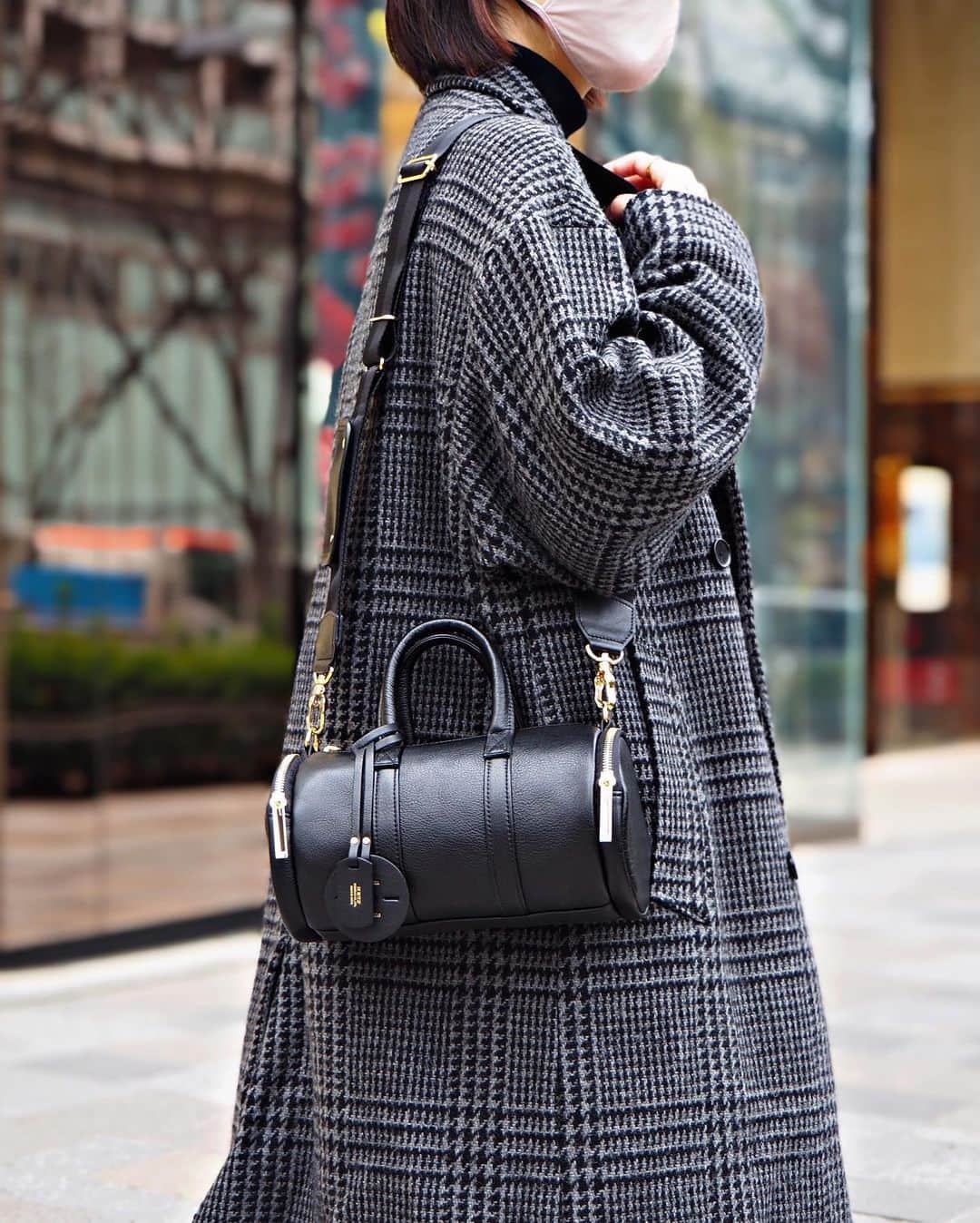 のインスタグラム：「. "PORTER GIRL MINIATURE"  本日はミリタリーモチーフのアイテムをミニサイズにアレンジしたレザーのレディースシリーズ「PORTER GIRL MINIATURE(ミニアチュール)」のボストンバッグご紹介いたします。  自然なシボ感のある革は、使うほどに艶が増し、柔らかく手に馴染んできます。金具には上品な光沢のある本金メッキ加工を施しています。PORTERとPORTER GIRLの刻印の入った革のチャームは、それぞれアメリカ軍とドイツ軍のドッグタグをモチーフにしています。  ボストンバッグは、手持ちと肩掛けの2WAYでお使いいただける仕様で、コンパクトなサイズながらも長財布やスマートフォンなどを収納することができる、普段使いに最適なサイズ感です。ショルダーストラップのナスカンなどの金具使いやカバンの底部分に施したステッチワークなど、シンプルなデザインながらも、存在感のある佇まいも魅力的なアイテムです。さらに、ショルダーストラップには、ヴィンテージのミリタリーベルトから着想した、小物を入れるための小さなポケットを付けています。  ミニアチュール ボストンバッグ ¥36,000(税別) size：W240/φ130mm  ※こちらのアイテムは、吉田カバン オフィシャルオンラインストアでもご購入いただけます。 https://www.yoshidakaban.com/sp/product/105569.html?  ※在庫状況が各店舗により異なりますので予めご了承ください。  ※PORTER flagship storeではお電話によるご注文も承っています。ご注文をいただいた商品は店舗より代金引換（コレクト便）にて発送をさせていただきます。 是非この機会にご利用ください。  ◆PORTER OMOTESAND   TEL:03-5464-1766  ◆PORTER MARUNOUCHI   TEL:03-5220-2555  ◆PORTER OSAKA   TEL:06-6359-3055  ・お電話によるご注文は各店舗の営業時間中のみの対応となります。 ・海外への発送は行っておりません。 ・一部通販対象外の商品や、在庫状況によりご用意ができない商品もございます。 ・その他詳細は店舗まで直接お問い合わせください。  #yoshidakaban #porter #luggagelabel #吉田カバン #ポーター #porteryoshida #porterflagshipstore #omotesando #marunouchi #osaka #一針入魂 #mini #military #miniature #bostoxbag #leather #girl #ladies」