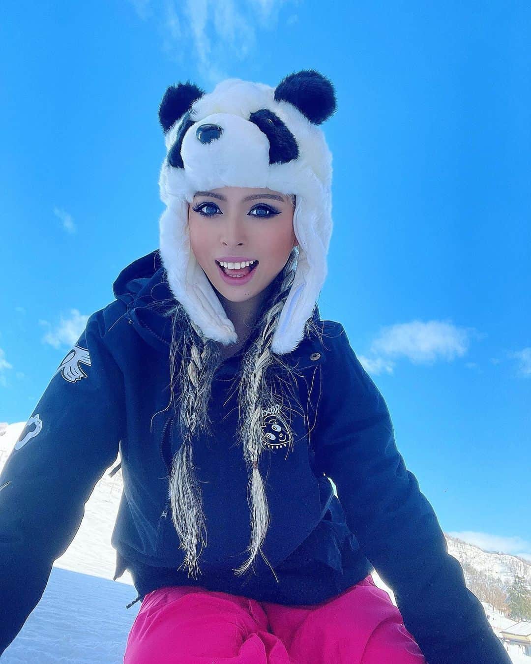 あやか（石山彩花）さんのインスタグラム写真 - (あやか（石山彩花）Instagram)「雪山パンダてぃーん🐼  スノボで怪我してからは ずっとスキーです。笑笑 いつかまたスノボしたい。　  それよりも岩原にあるソリが楽しすぎたんだよなぁ。2月中にあと2回くらい行きたい🥺🤲  三つ編みしてたのに気づいたらモサモサになっていたよ🤣🤣  雪山も大好きだけど やはり海！早く夏にならないかな🤥  ウェアは @roxyjapan のだよ♡  #snowseason #panda🐼 #nuts #gal #roxyjapan #roxygirl #岩原スキー場 #スキーウェア #スキー女子 #パンダ」2月2日 18時06分 - ayakateen821