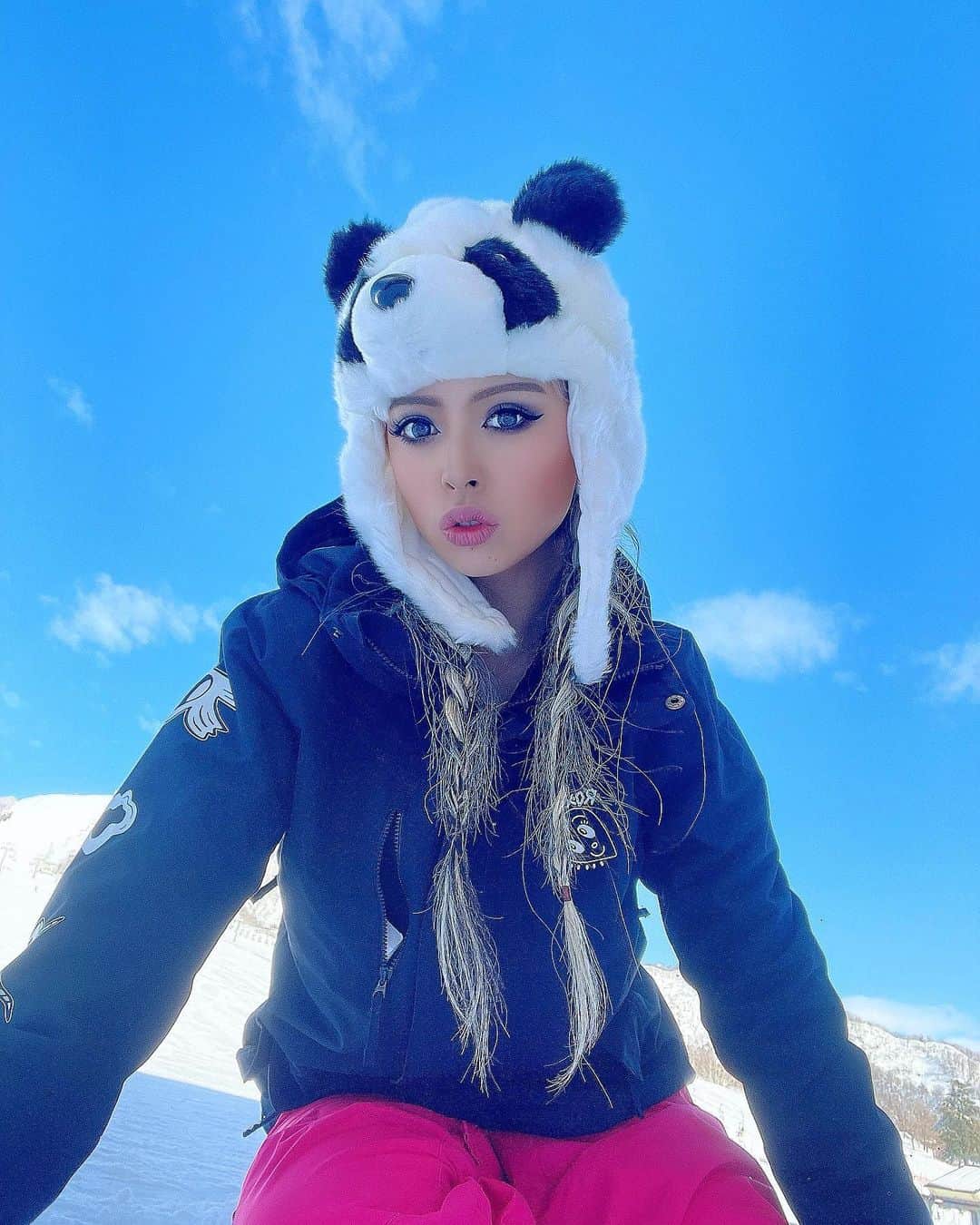あやか（石山彩花）さんのインスタグラム写真 - (あやか（石山彩花）Instagram)「雪山パンダてぃーん🐼  スノボで怪我してからは ずっとスキーです。笑笑 いつかまたスノボしたい。　  それよりも岩原にあるソリが楽しすぎたんだよなぁ。2月中にあと2回くらい行きたい🥺🤲  三つ編みしてたのに気づいたらモサモサになっていたよ🤣🤣  雪山も大好きだけど やはり海！早く夏にならないかな🤥  ウェアは @roxyjapan のだよ♡  #snowseason #panda🐼 #nuts #gal #roxyjapan #roxygirl #岩原スキー場 #スキーウェア #スキー女子 #パンダ」2月2日 18時06分 - ayakateen821