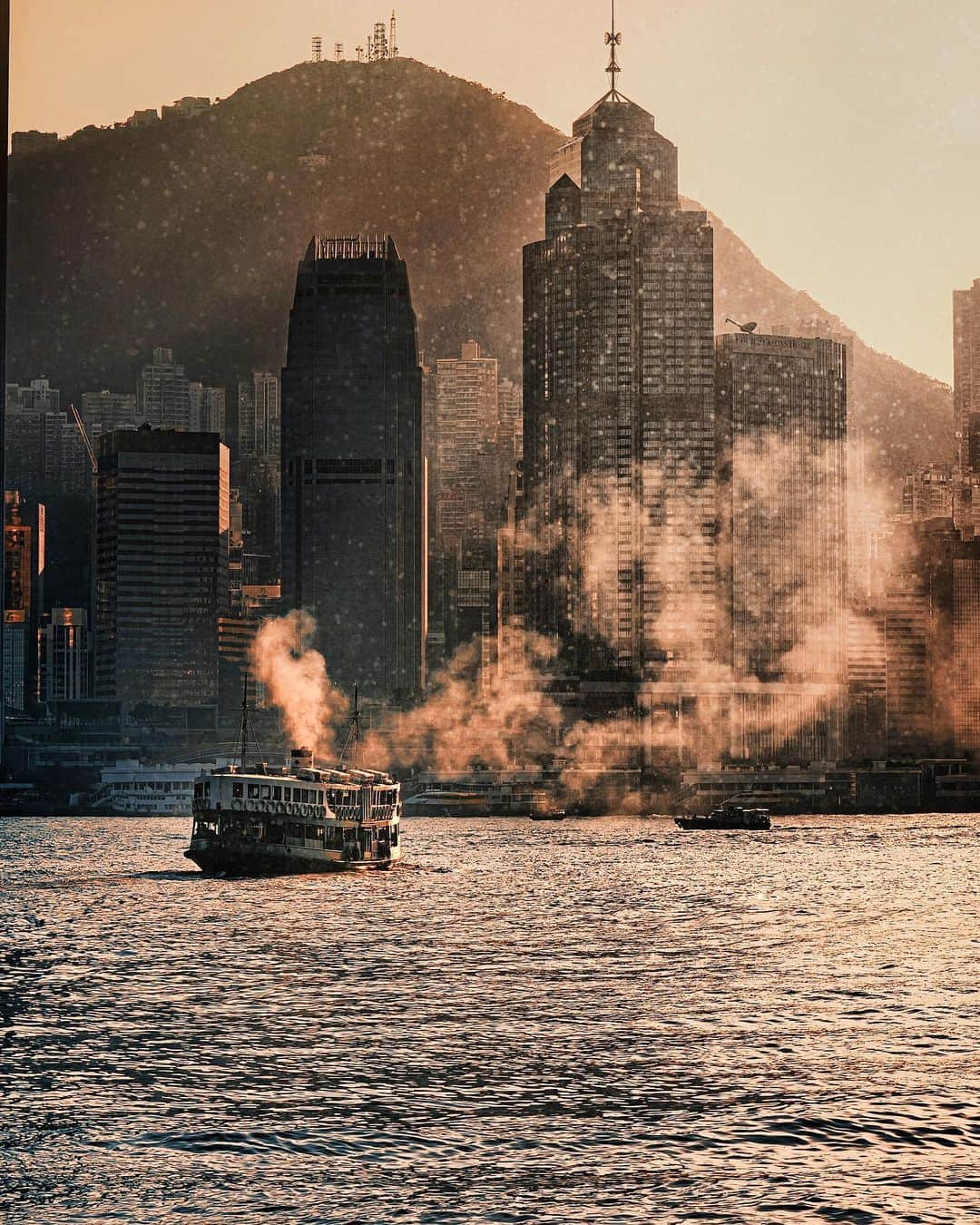 HAYAMI HANNAH ハナさん ど田舎さんのインスタグラム写真 - (HAYAMI HANNAH ハナさん ど田舎Instagram)「Star ferry in the sunset 🌅  Victoria harbor🇭🇰 Have a nice time dear all !   ⁣蒸気が好きです↑ 雪は降りませんでした...  ⁣  #hayamihannah   ⁣ .⁣ .⁣ .⁣ .⁣ .⁣ #hongkong #explorehongkong #streetclassic #zolimahongkong #streetleaks #picsofhk #reframinghk #insidehongkong #nikonhongkong #hongkonger #hkphotography #pbhk #sphkcollective #discoverhongkong #homekong #citykillerz #hongkongphotography #discoverhk #spicollective #urbanstreetphotogallery #streetfinder #awesomehongkong #streetphotography #bcncollective #hongkongstreetphotography #lensbible #streetlife #visualhongkong #hongkonginsta」2月2日 18時08分 - hayamihannah