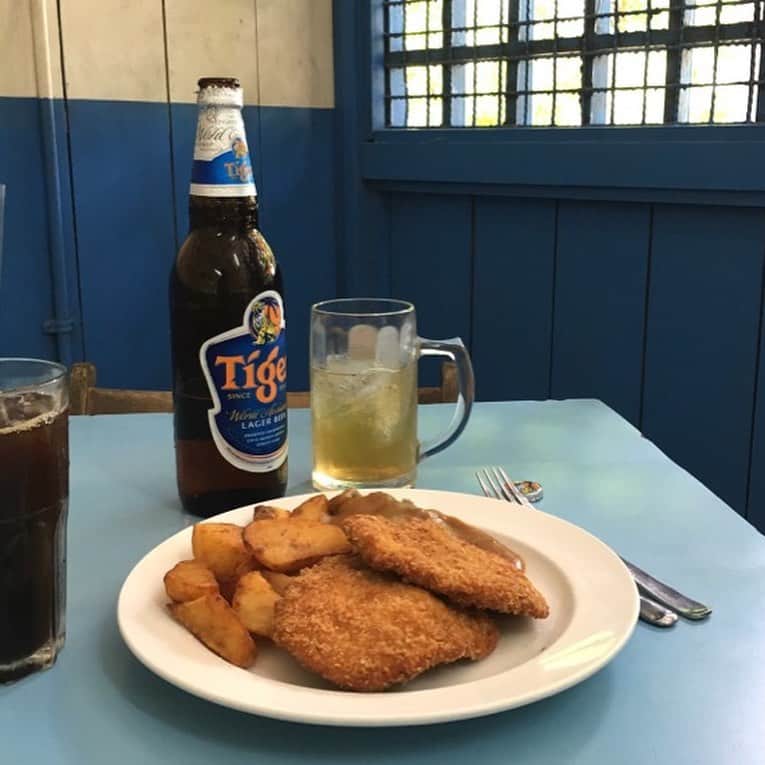 HereNowさんのインスタグラム写真 - (HereNowInstagram)「Enjoy a drink at a renovated British army canteen  📍：Cafe Colbar（Singapore）  "I visited Cafe Colbar and had the (Hainanese) pork chop. The presentation and taste were somehow nostalgic (probably because I am a Hainanese myself), especially with the green peas and being surrounded by nature, which reminded me of home." Artist, Aiwei Foo @awfoo   #herenowcity #herenowsignapore #Singapore #visitsingapore #シンガポール #싱가포르 #싱가포르여행 #싱가폴 #新加坡 #comfortfood #instafood #food #foodie #hkfoodie #hkfood #instagood #picoftheday #instadaily #photooftheday #igers #wonderfulplaces #beautifuldestinations #travelholic #travelawesome #traveladdict #igtravel #livefolk #instapassport」2月2日 18時12分 - herenowcity